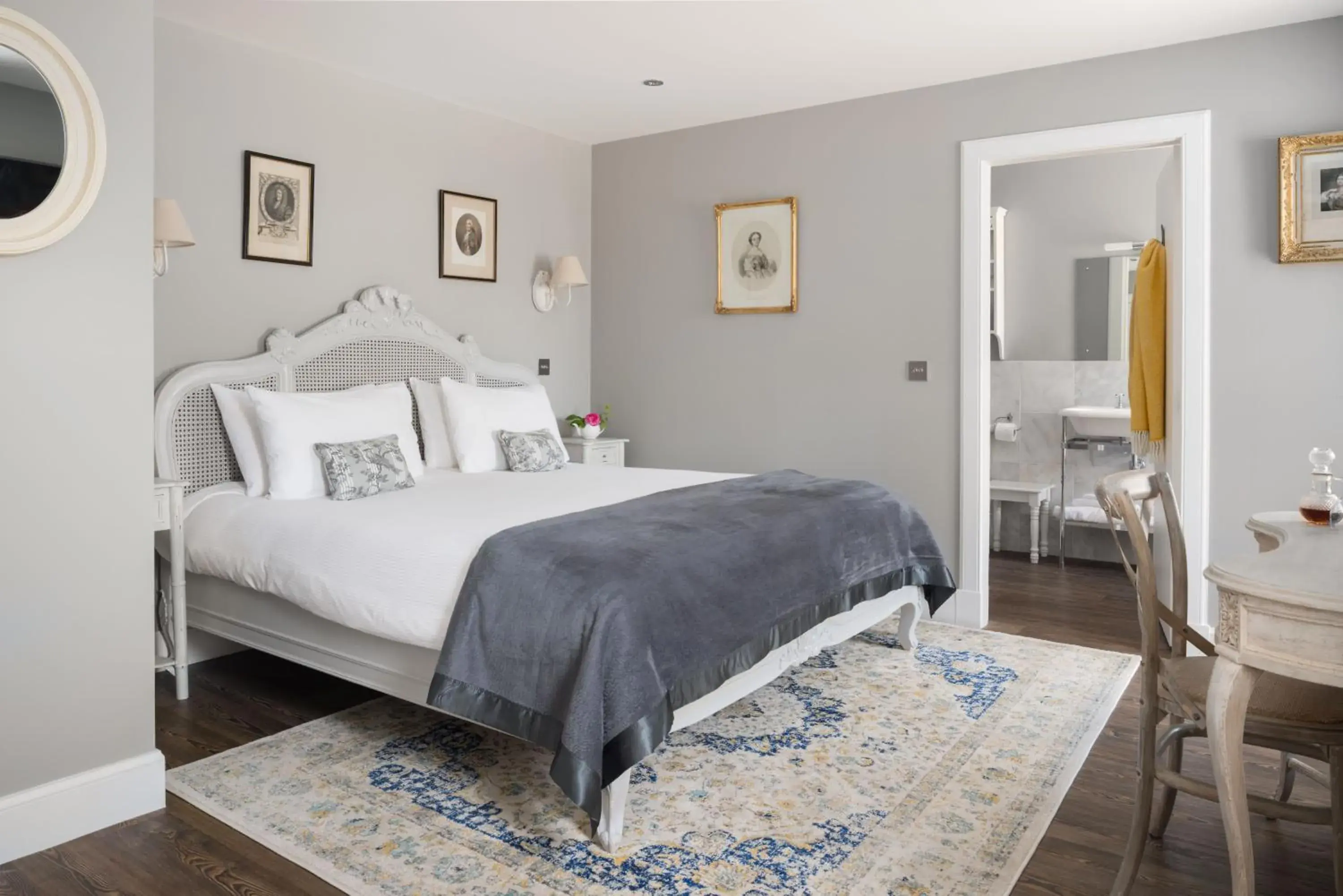 Superior King Room in Meikleour Arms Hotel & Restaurant Superior King Room in Meikleour Arms Hotel & Restaurant