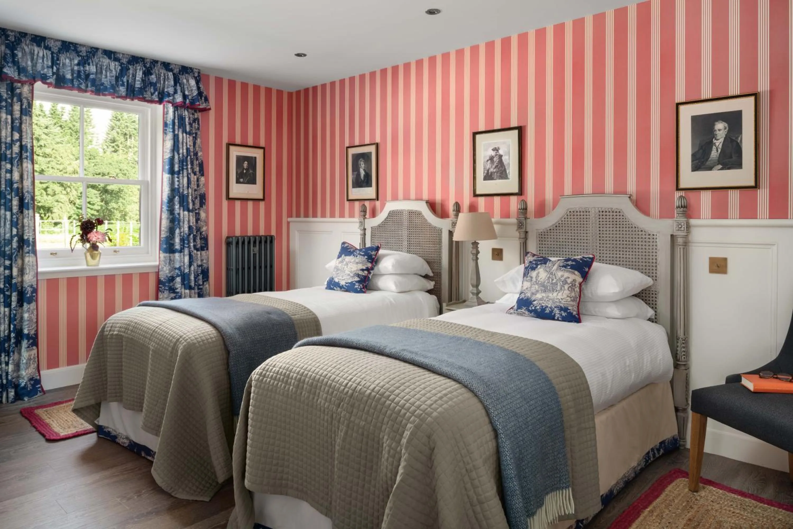 Bed in Meikleour Arms Hotel & Restaurant