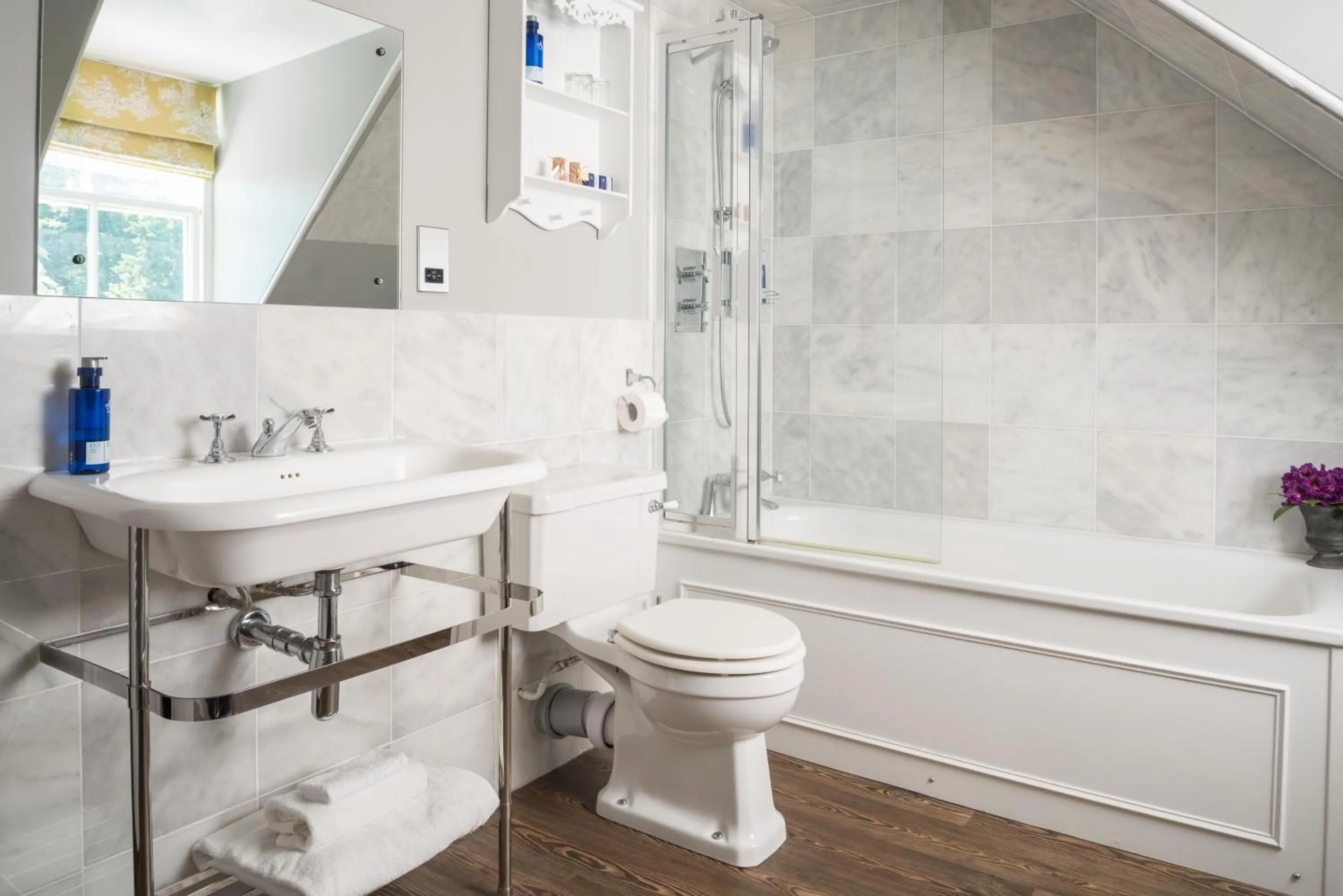 Bathroom in Meikleour Arms Hotel & Restaurant