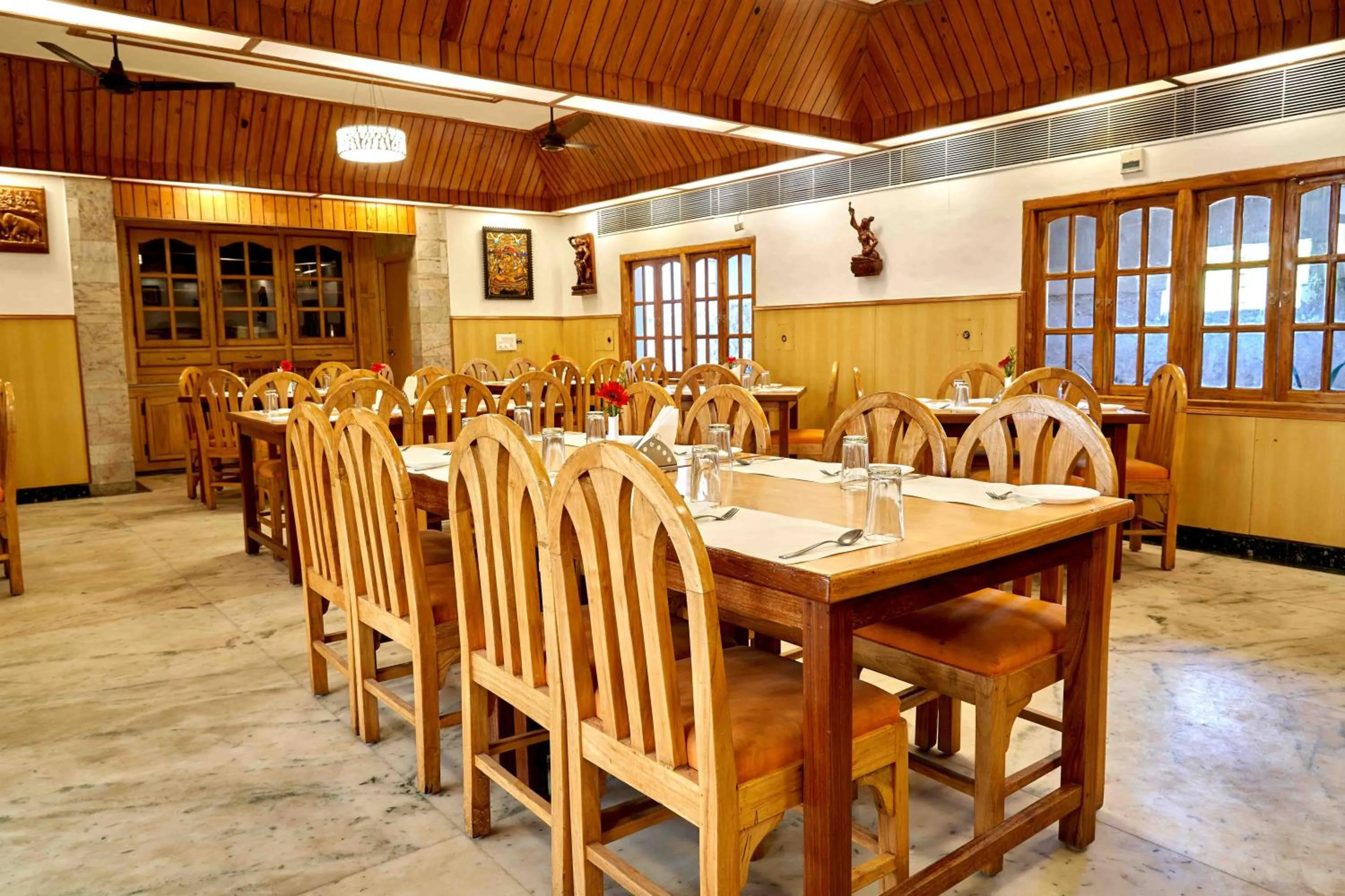 Restaurant/places to eat in Hotel Mamallaa Heritage