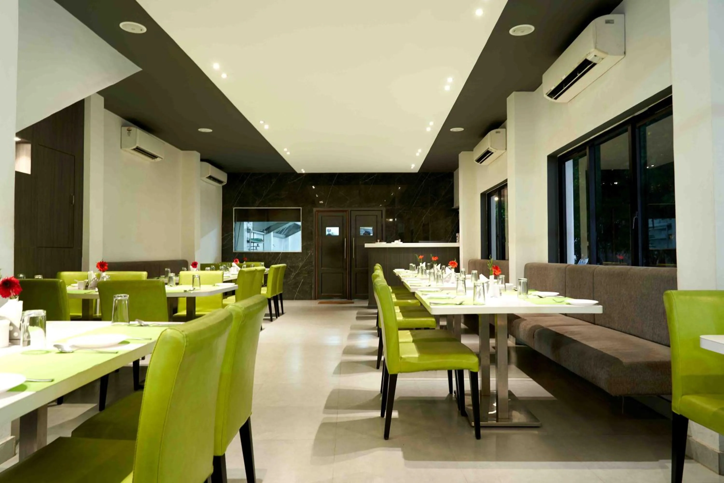 Restaurant/places to eat in Hotel Mamallaa Heritage