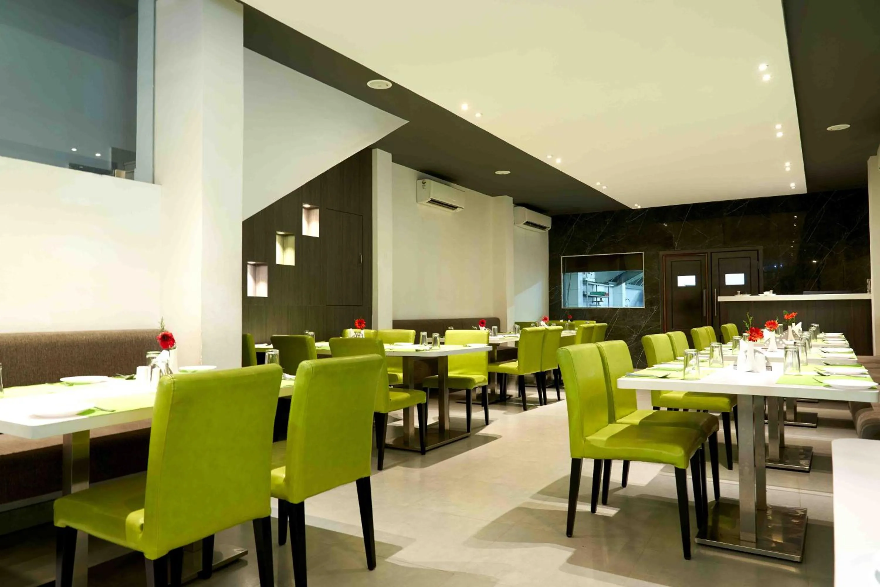 Restaurant/places to eat in Hotel Mamallaa Heritage