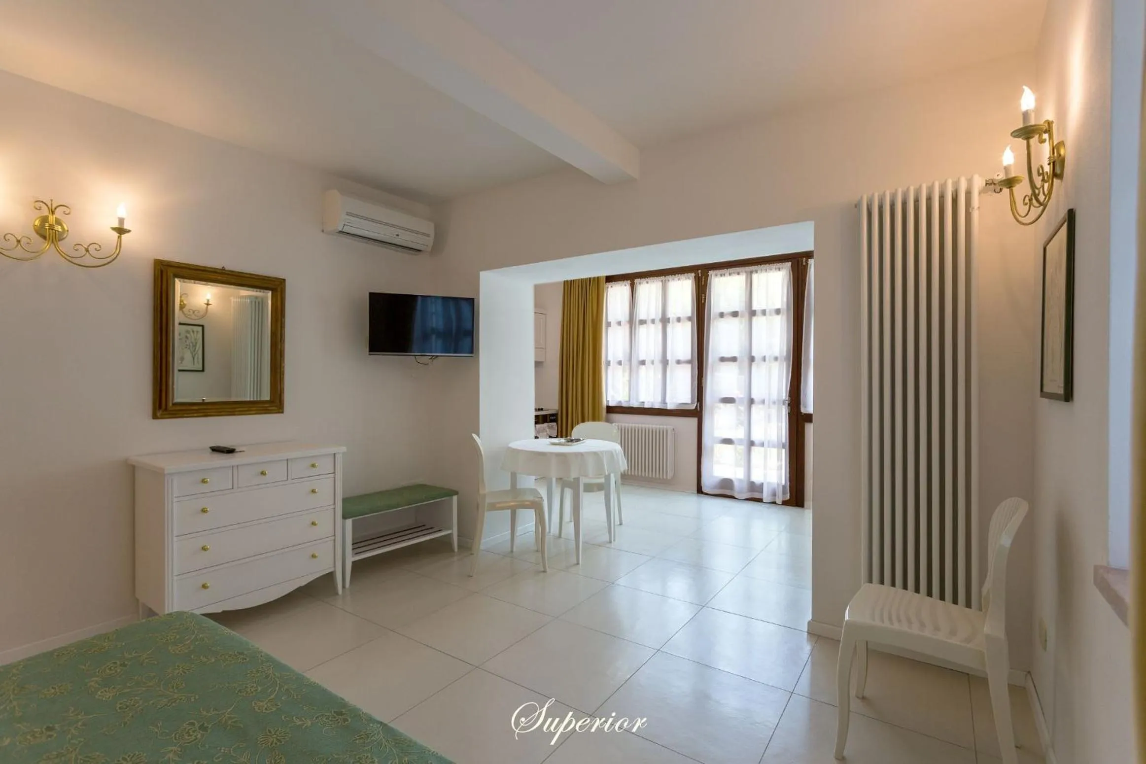 Dining area, Bed in Residence Villa Mainard