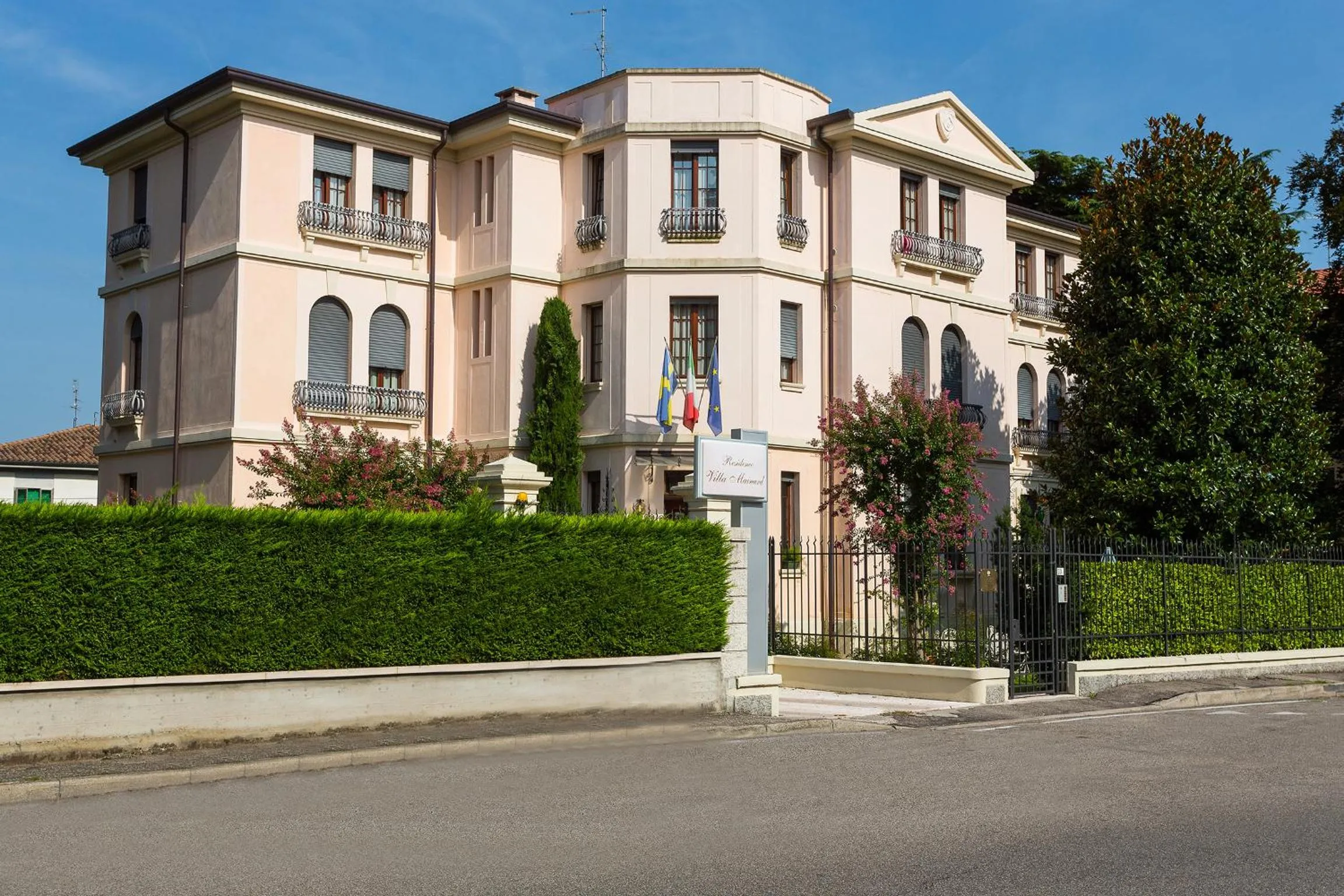 Facade/entrance in Residence Villa Mainard