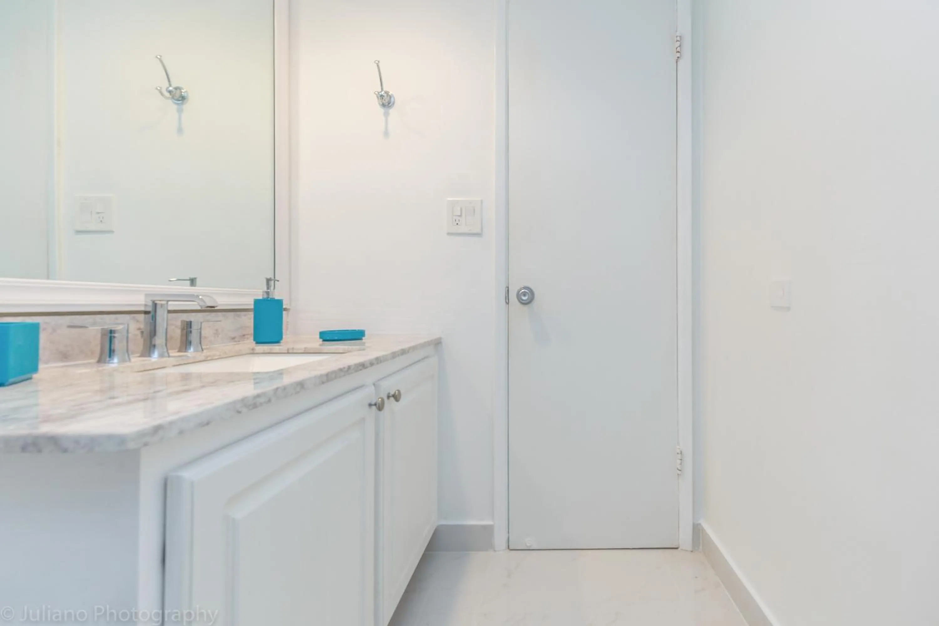 Photo of the whole room in Ocean Reserve Sunny Isles