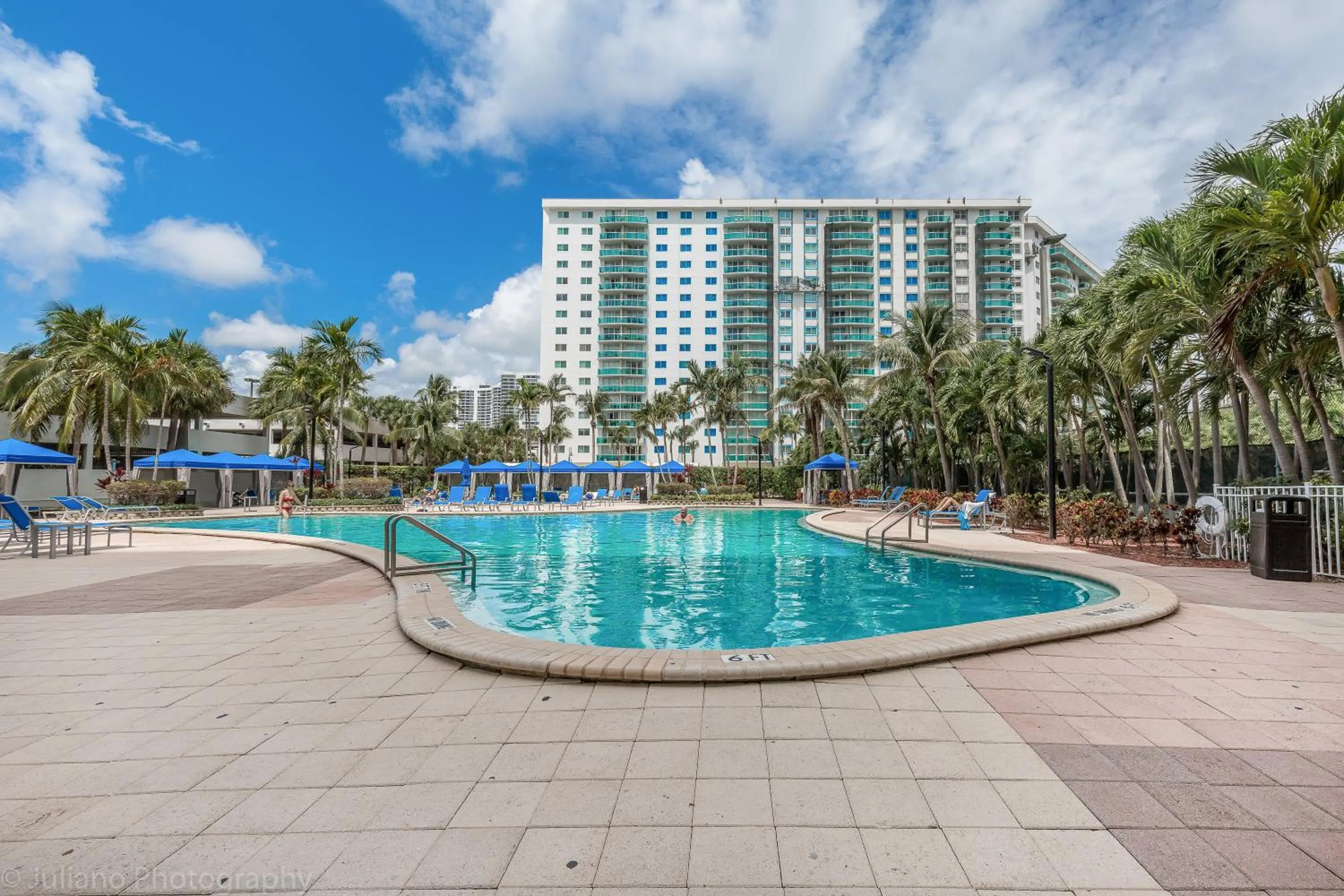 Swimming pool in Ocean Reserve Sunny Isles