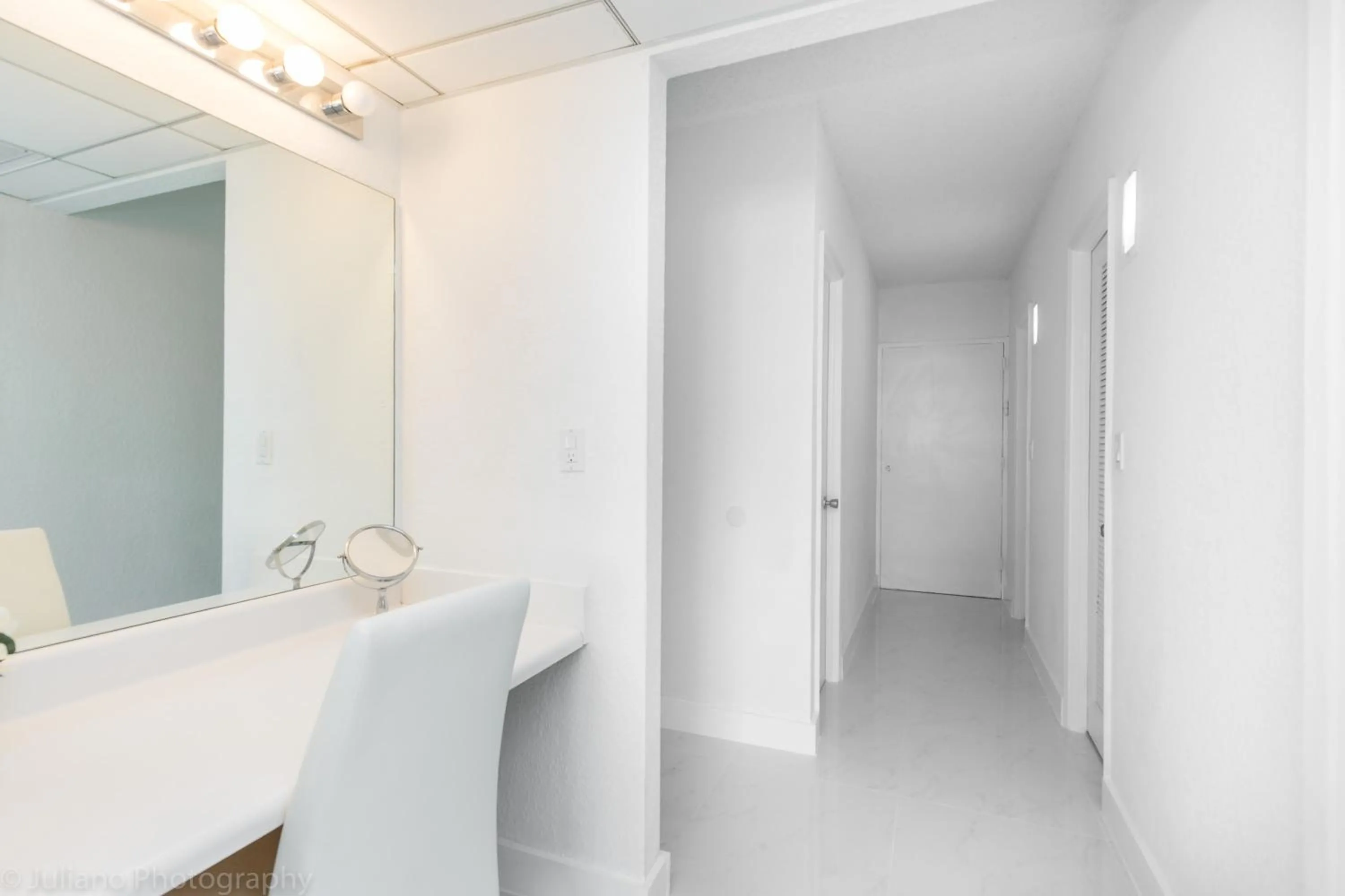 Photo of the whole room in Ocean Reserve Sunny Isles