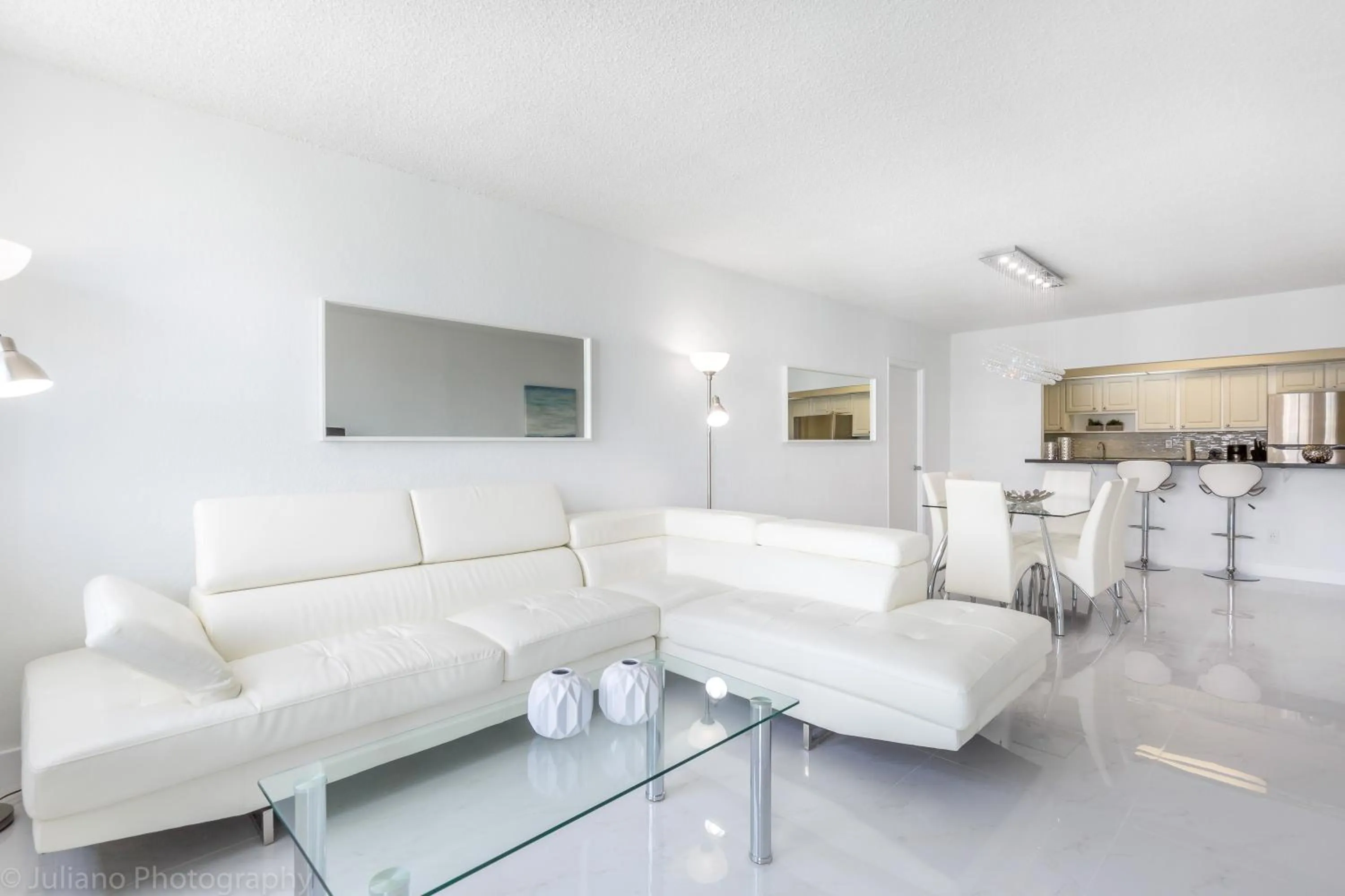 Photo of the whole room in Ocean Reserve Sunny Isles