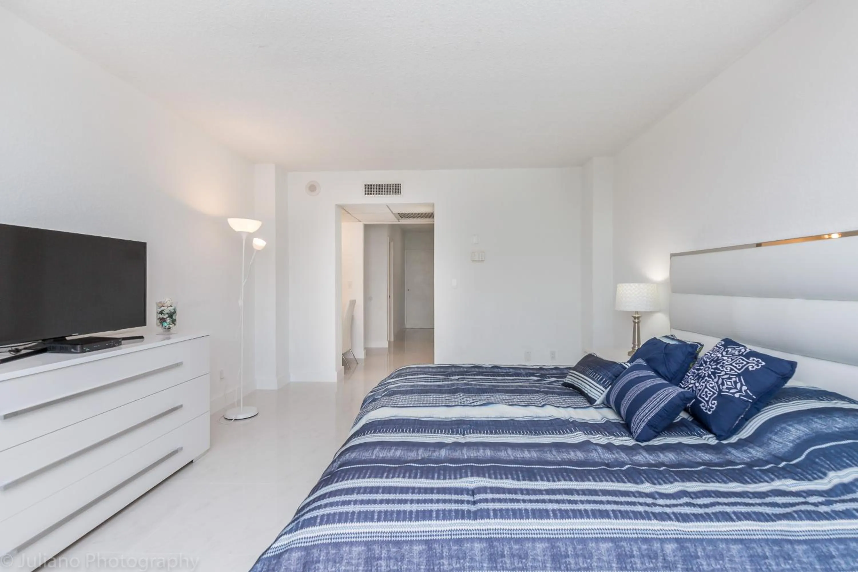 Photo of the whole room, Bed in Ocean Reserve Sunny Isles