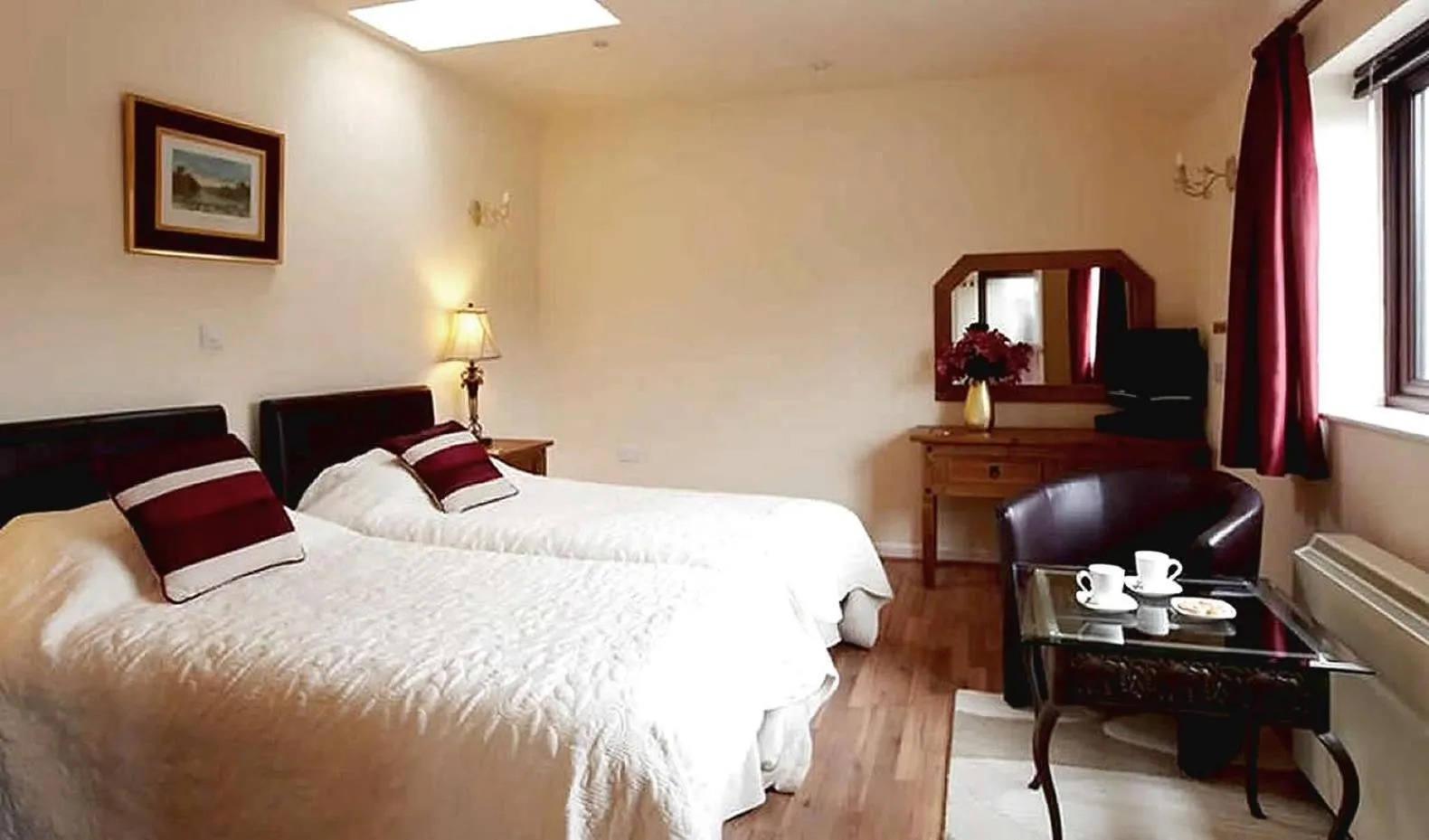 Photo of the whole room, Bed in Miltons Country Lodge