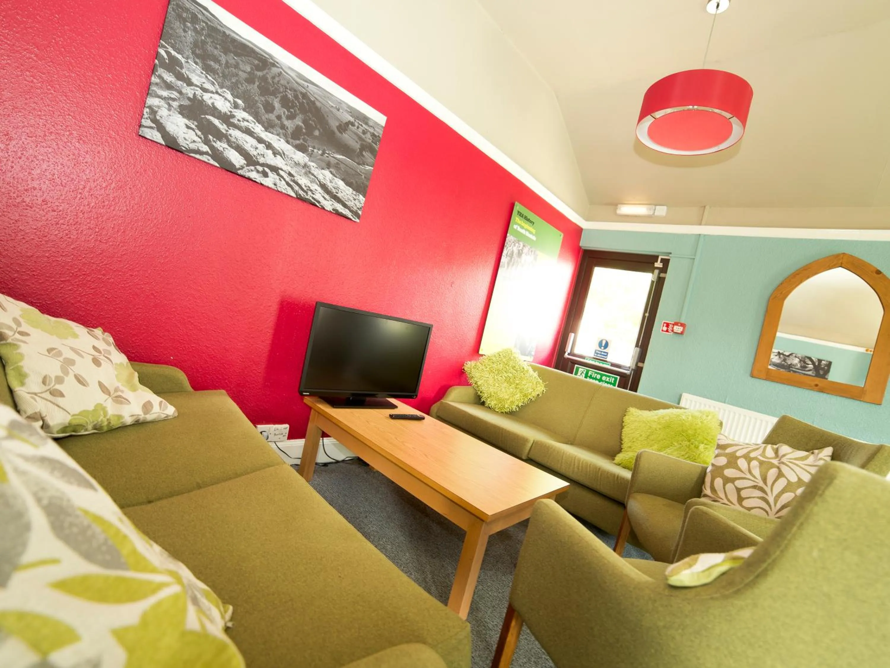 Communal lounge/ TV room in YHA Malham