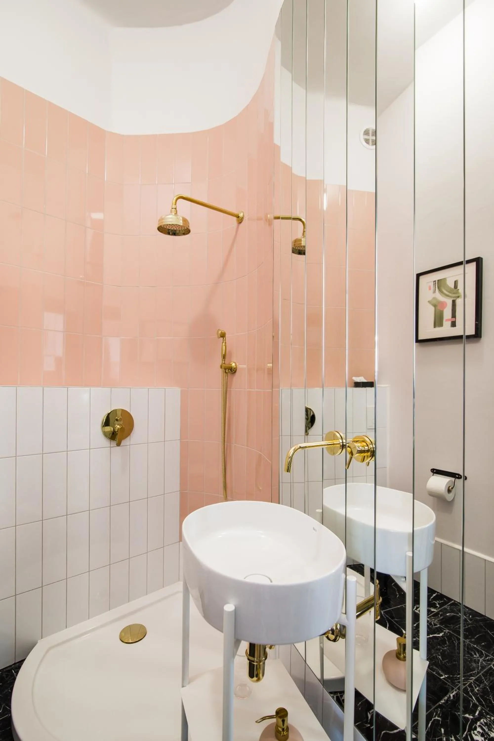 Shower in Aparthotel Nowy Świat 28