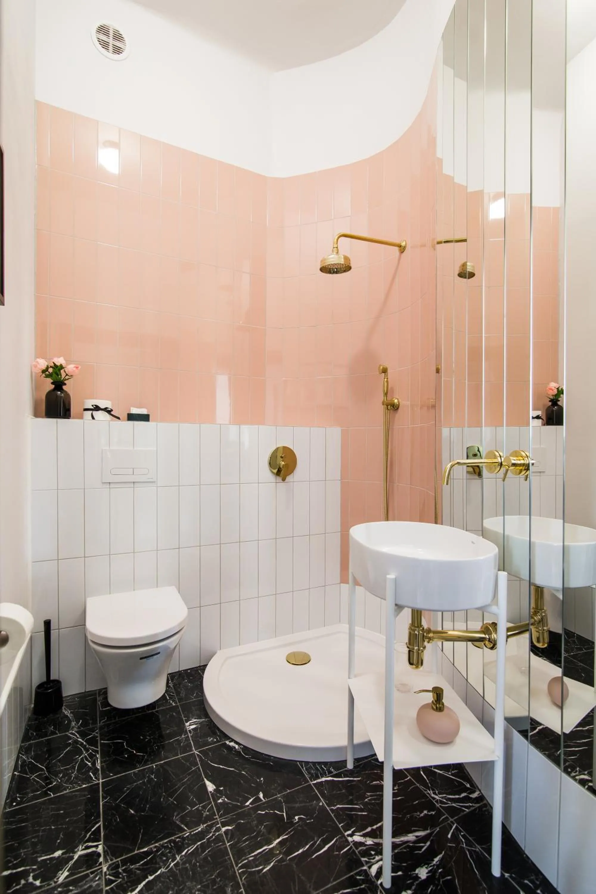 Shower in Aparthotel Nowy Świat 28