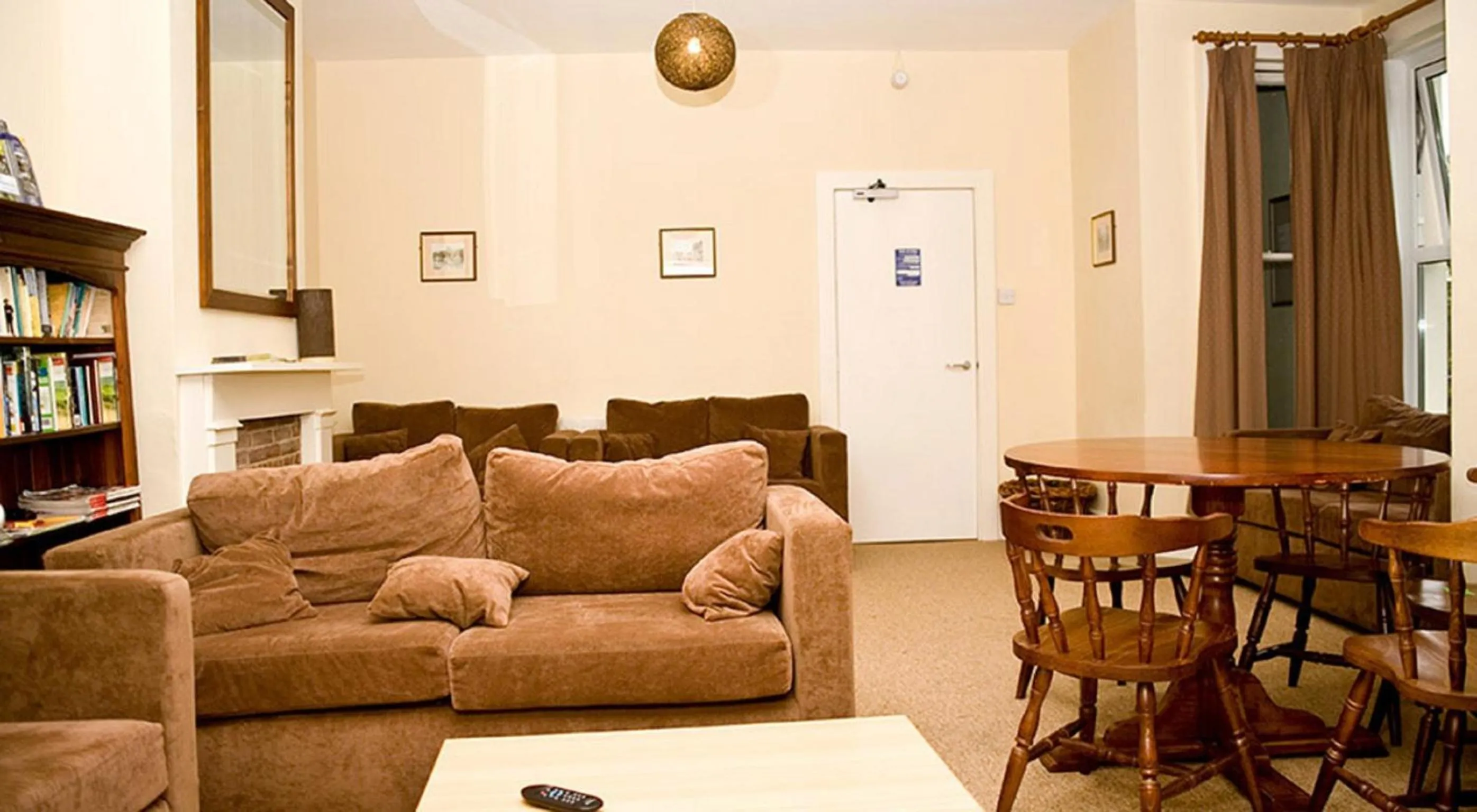 Seating area in YHA Streatley on Thames