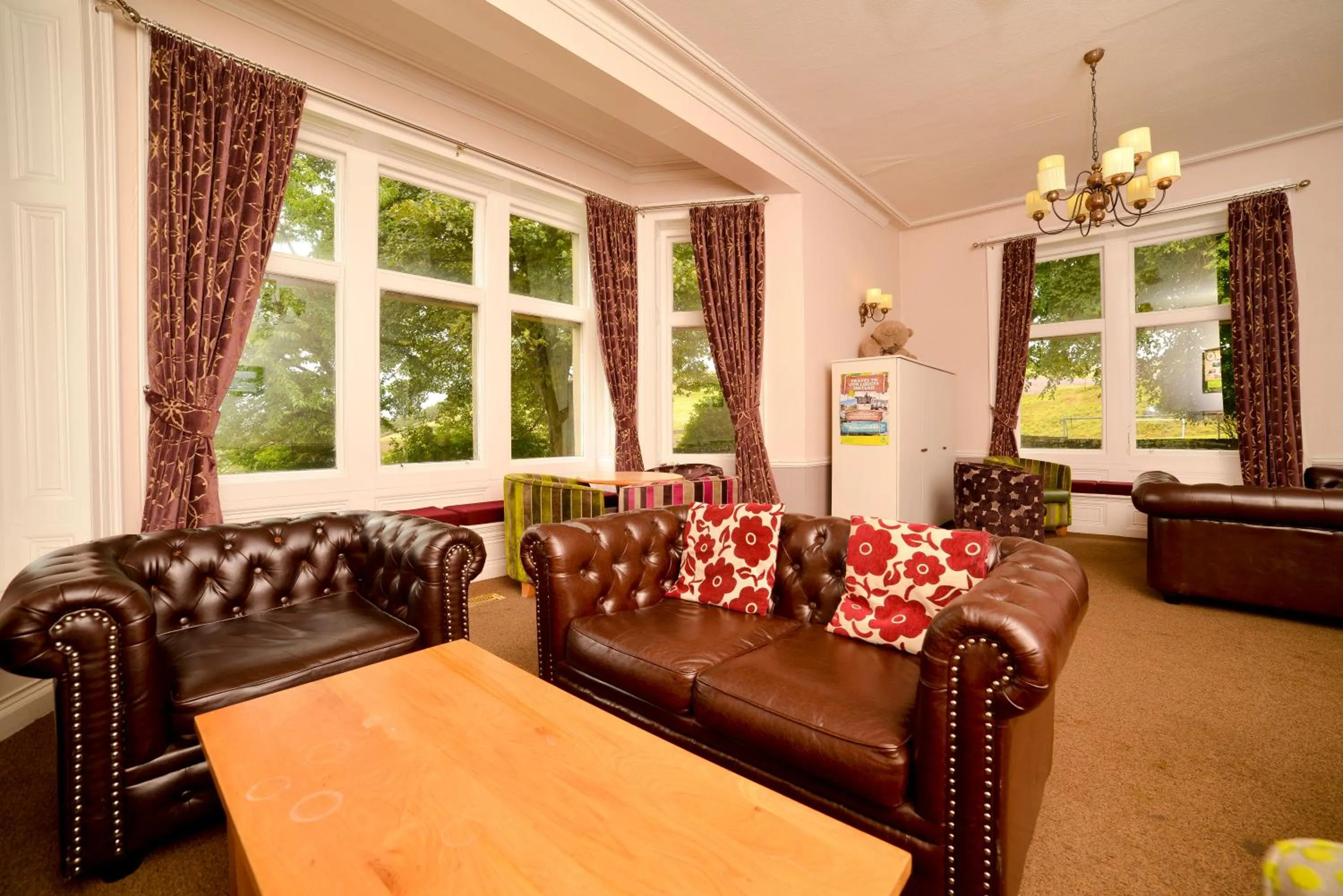 Communal lounge/ TV room in YHA Grinton Lodge