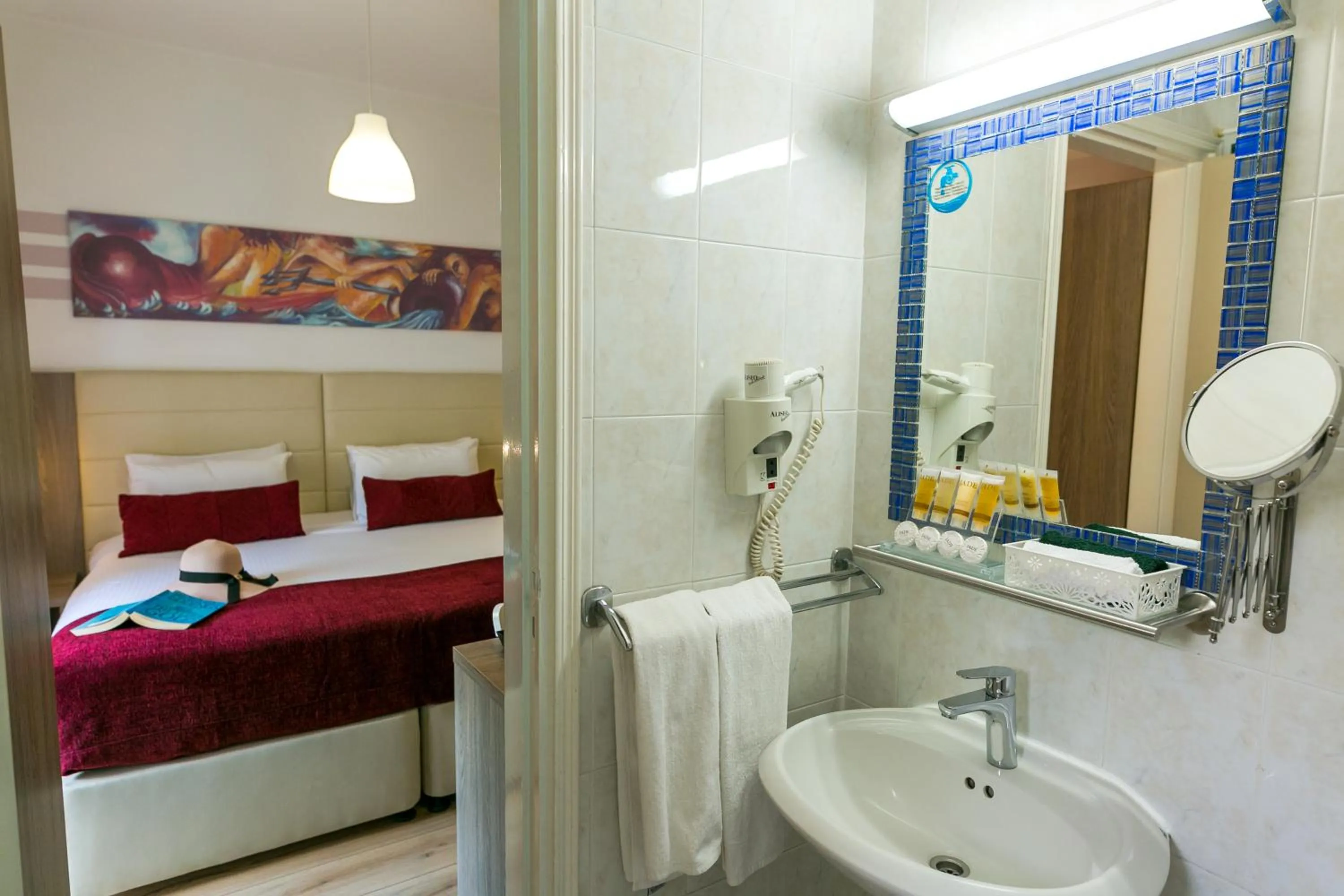 Bathroom, Bed in Fitosinn Hotel
