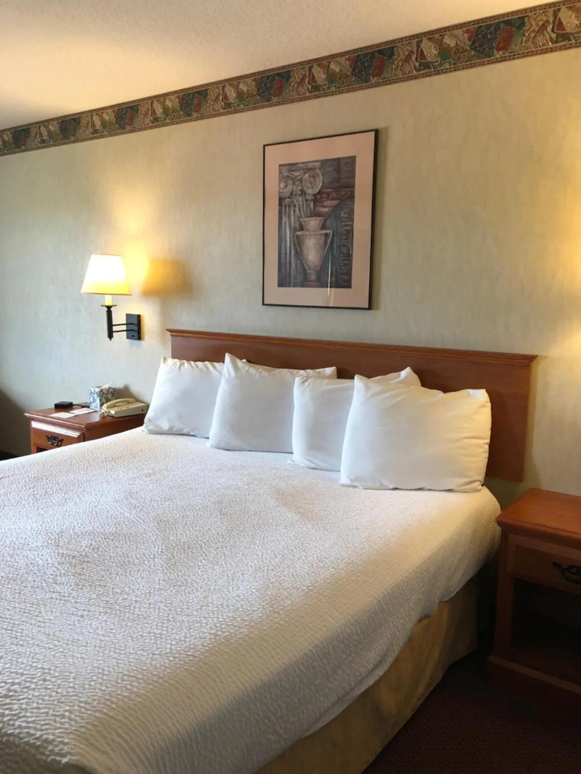 Bed in The Ashley Inn of Tillamook