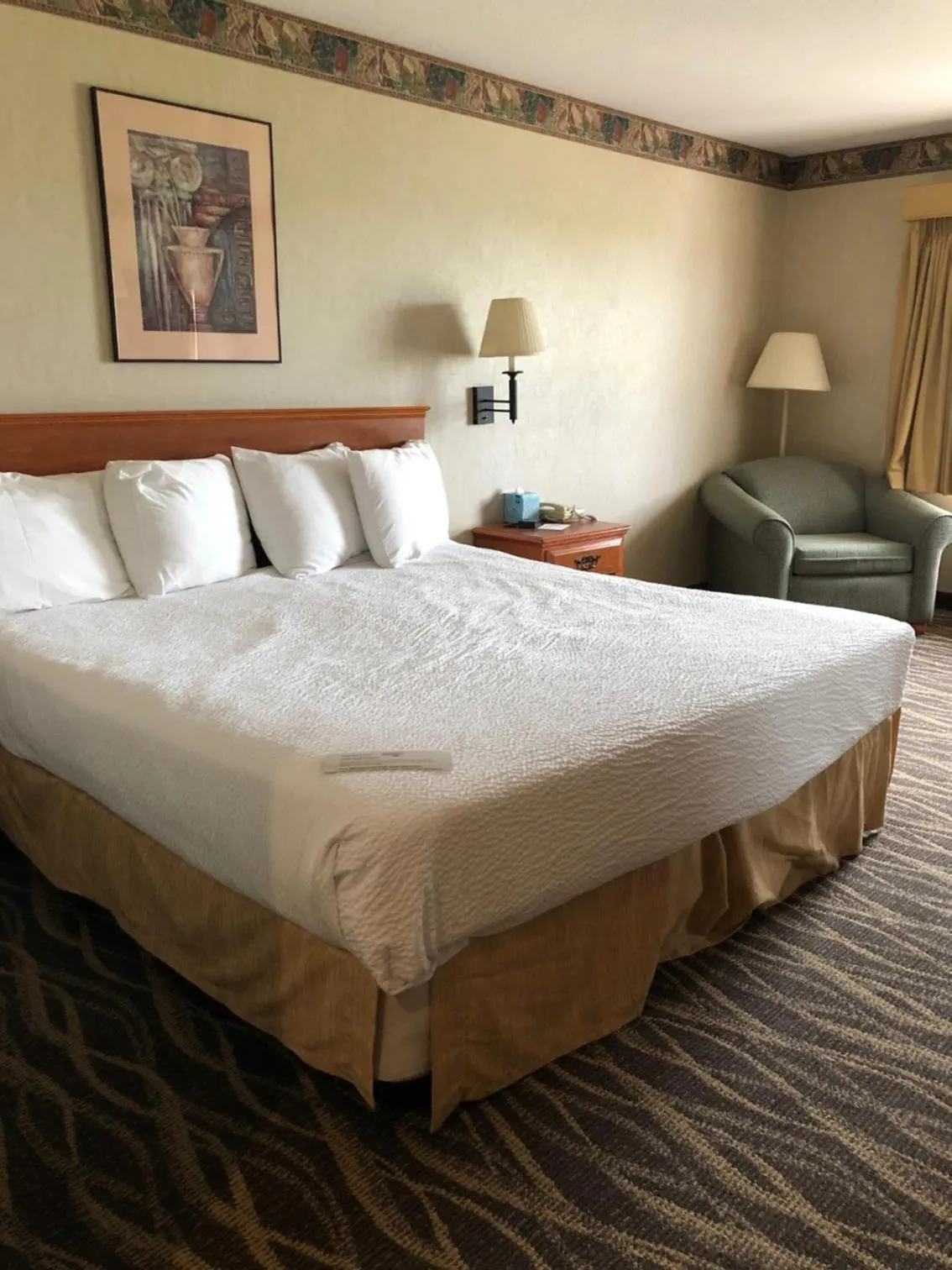Bed in The Ashley Inn of Tillamook