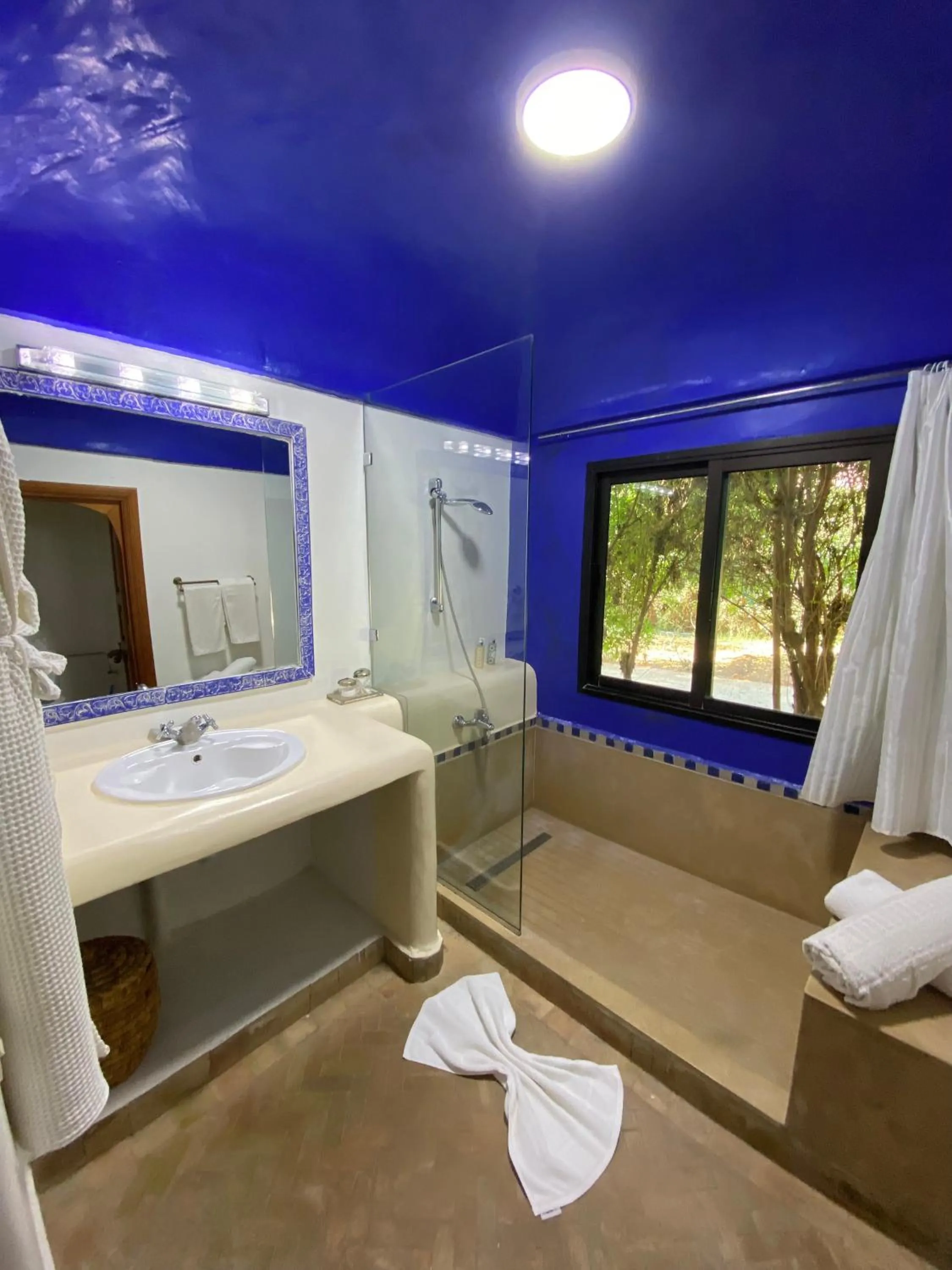 Toilet, Bed in La Villa Des Golfs & PinkCactus