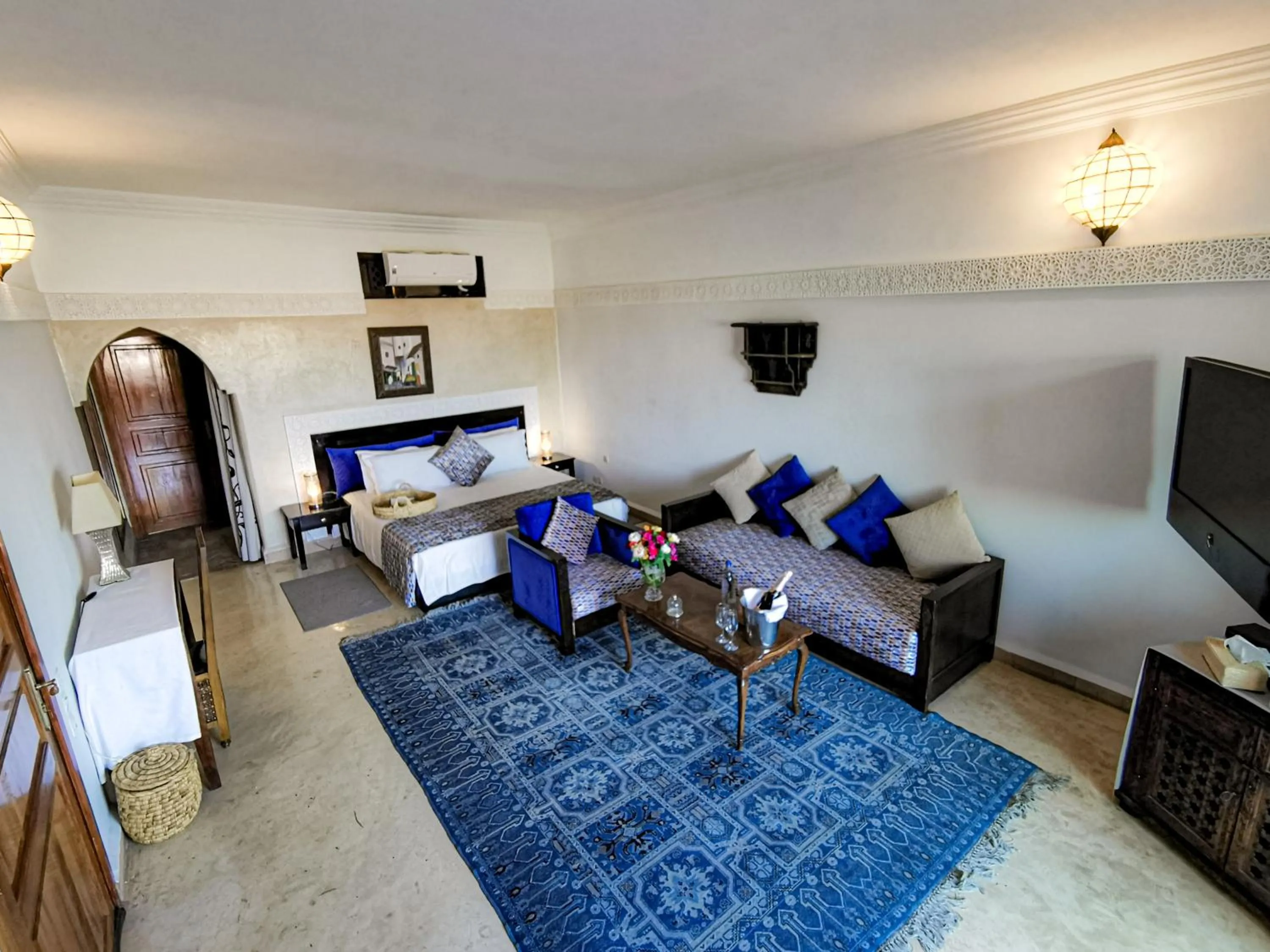 Photo of the whole room, Bed in La Villa Des Golfs & PinkCactus