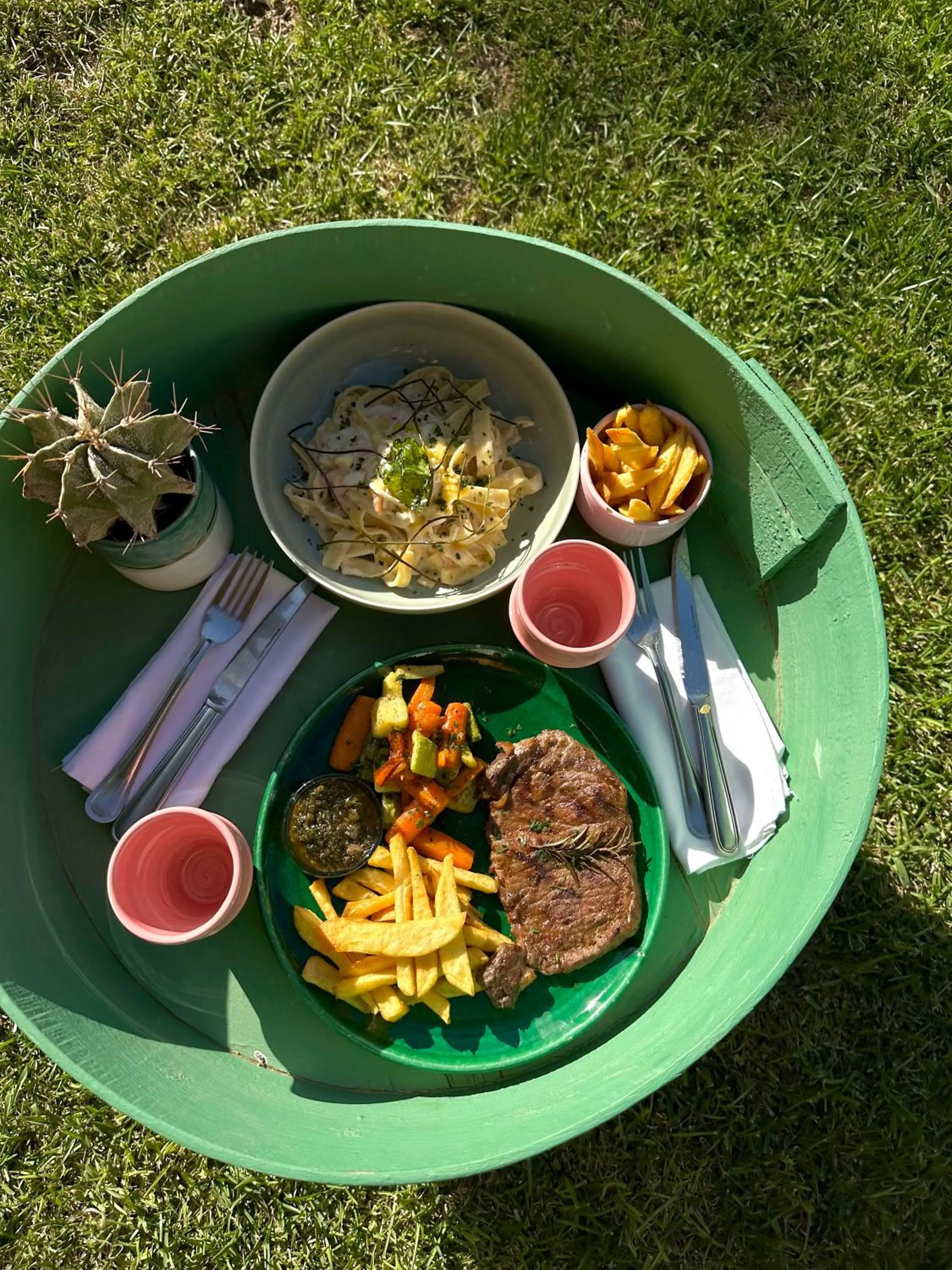 Food and drinks in La Villa Des Golfs & PinkCactus