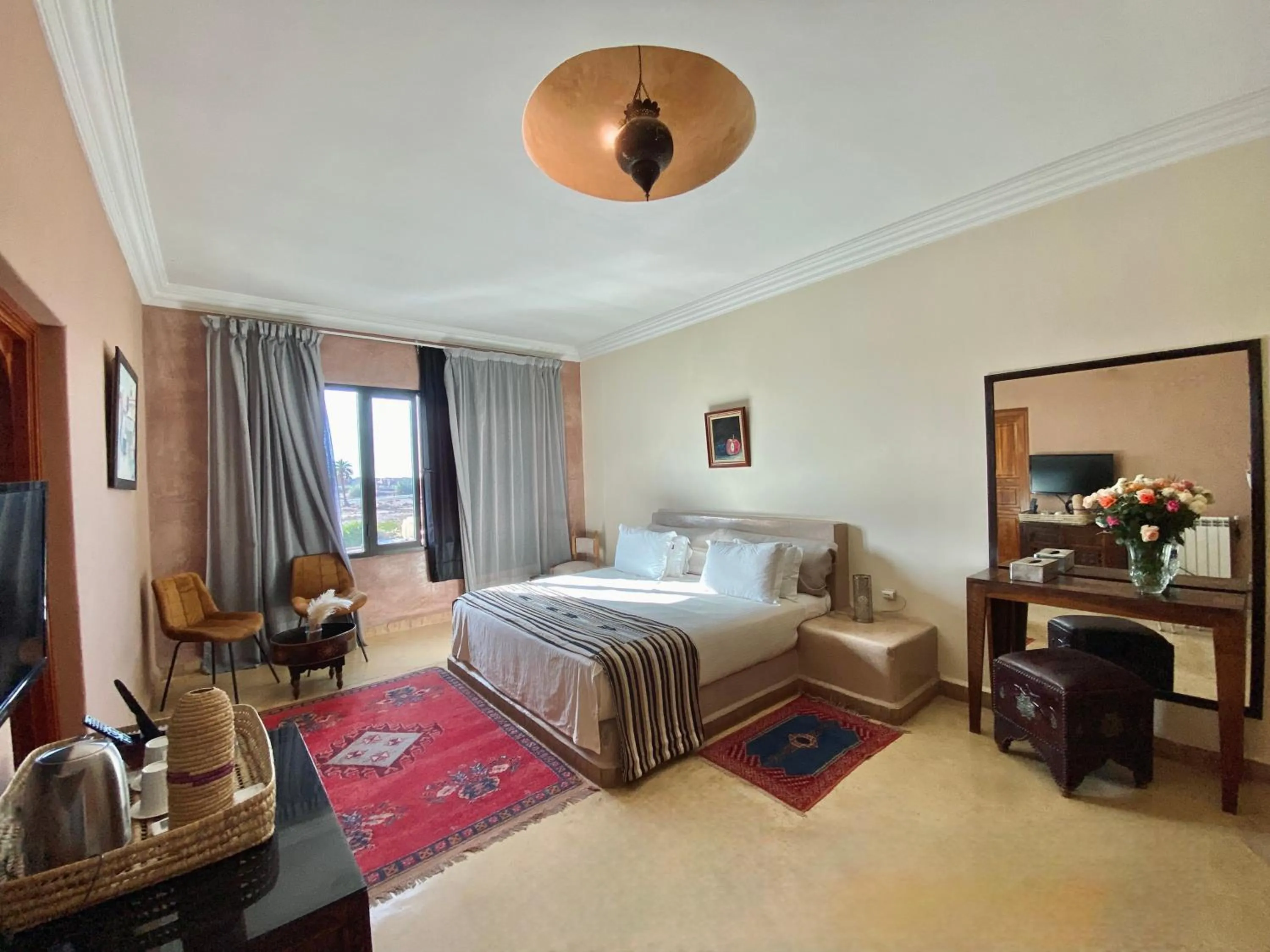 Photo of the whole room, Bed in La Villa Des Golfs & PinkCactus