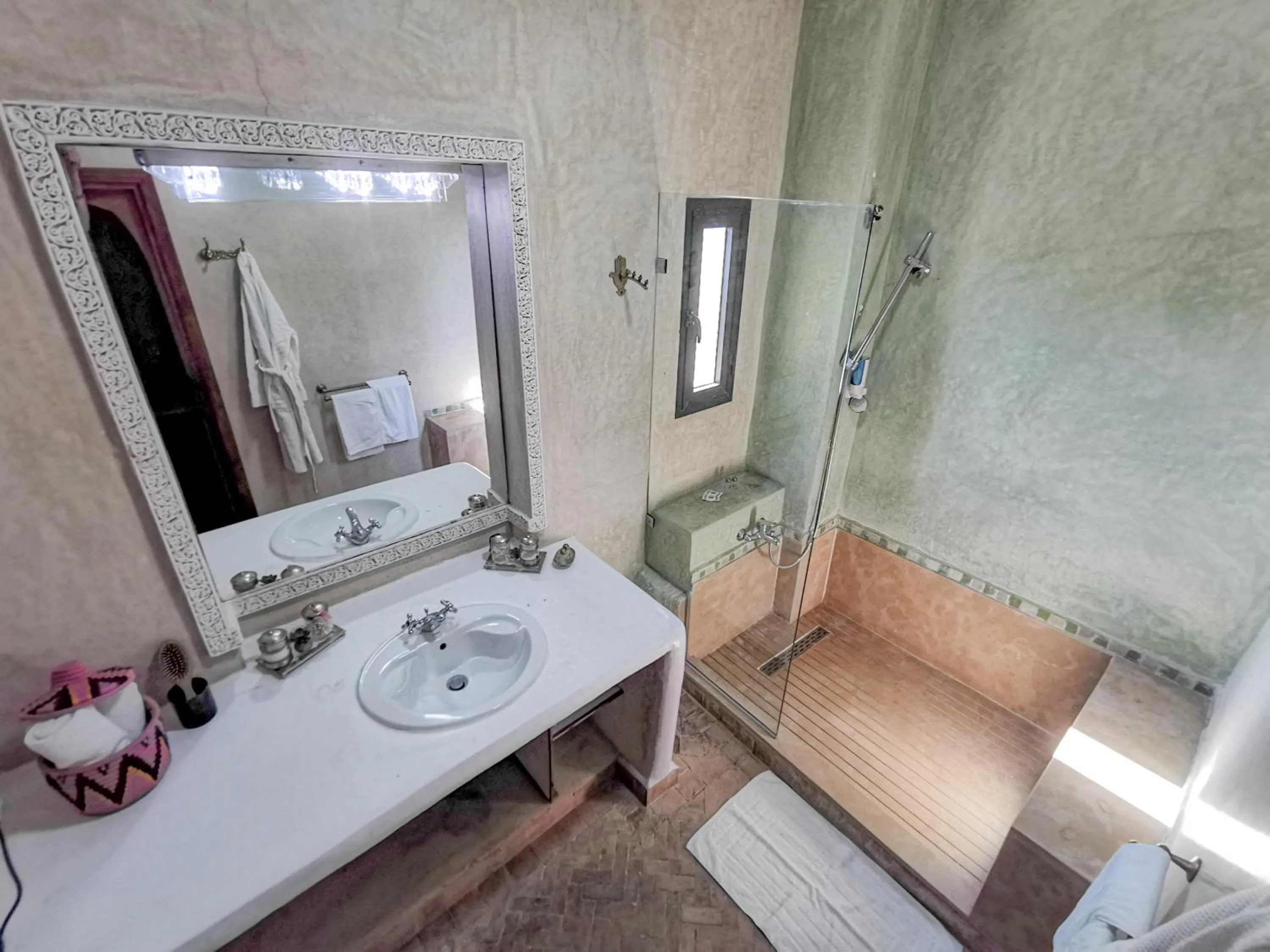Shower, Bed in La Villa Des Golfs & PinkCactus