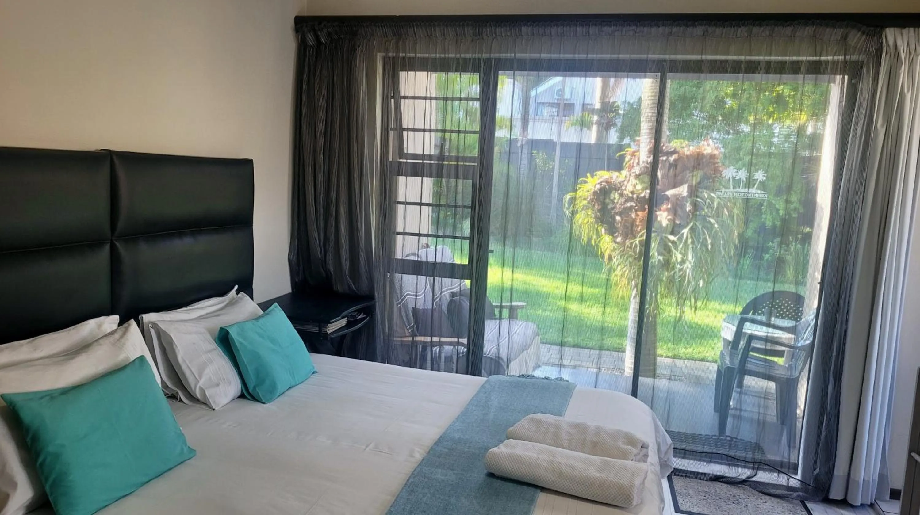 Bed in Kennington Palms B&B/Self Catering