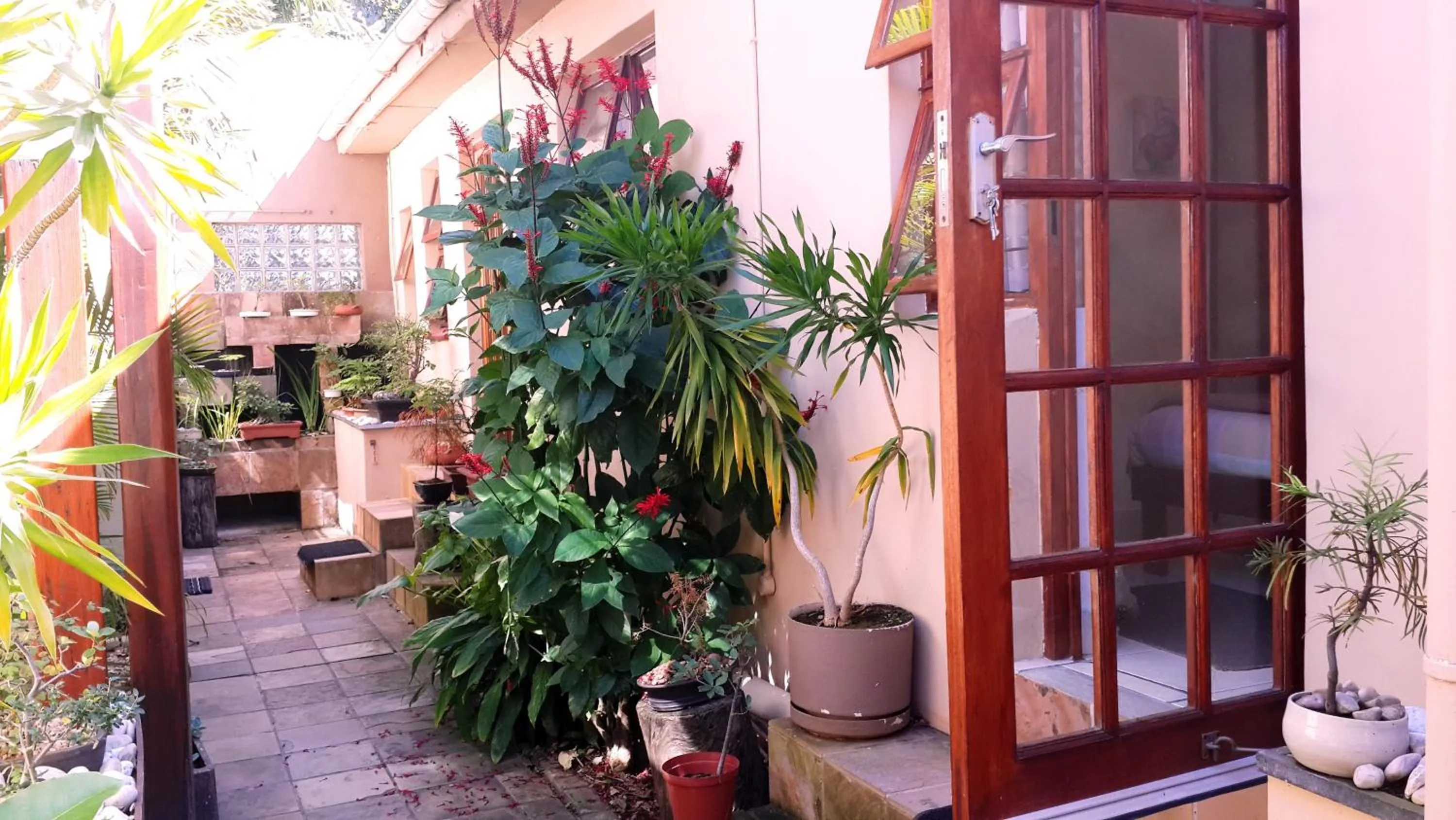 Facade/entrance in Hoylake Inn