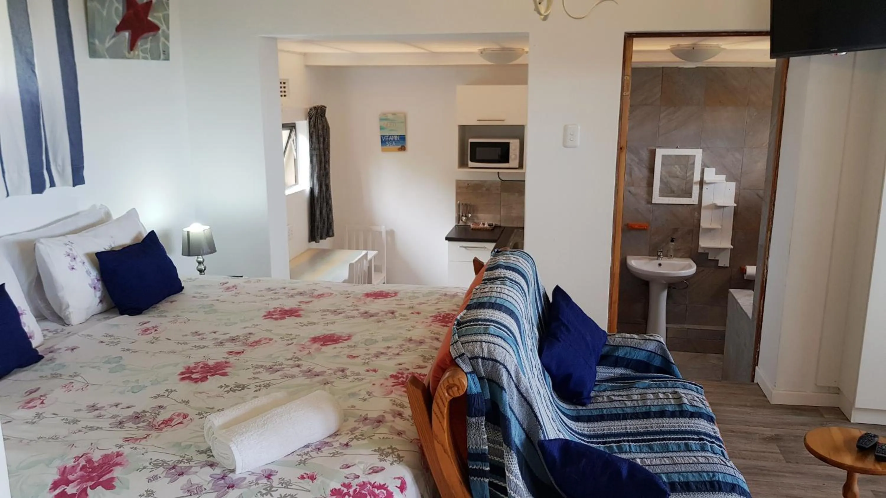 Bathroom, Bed in Hoylake Inn