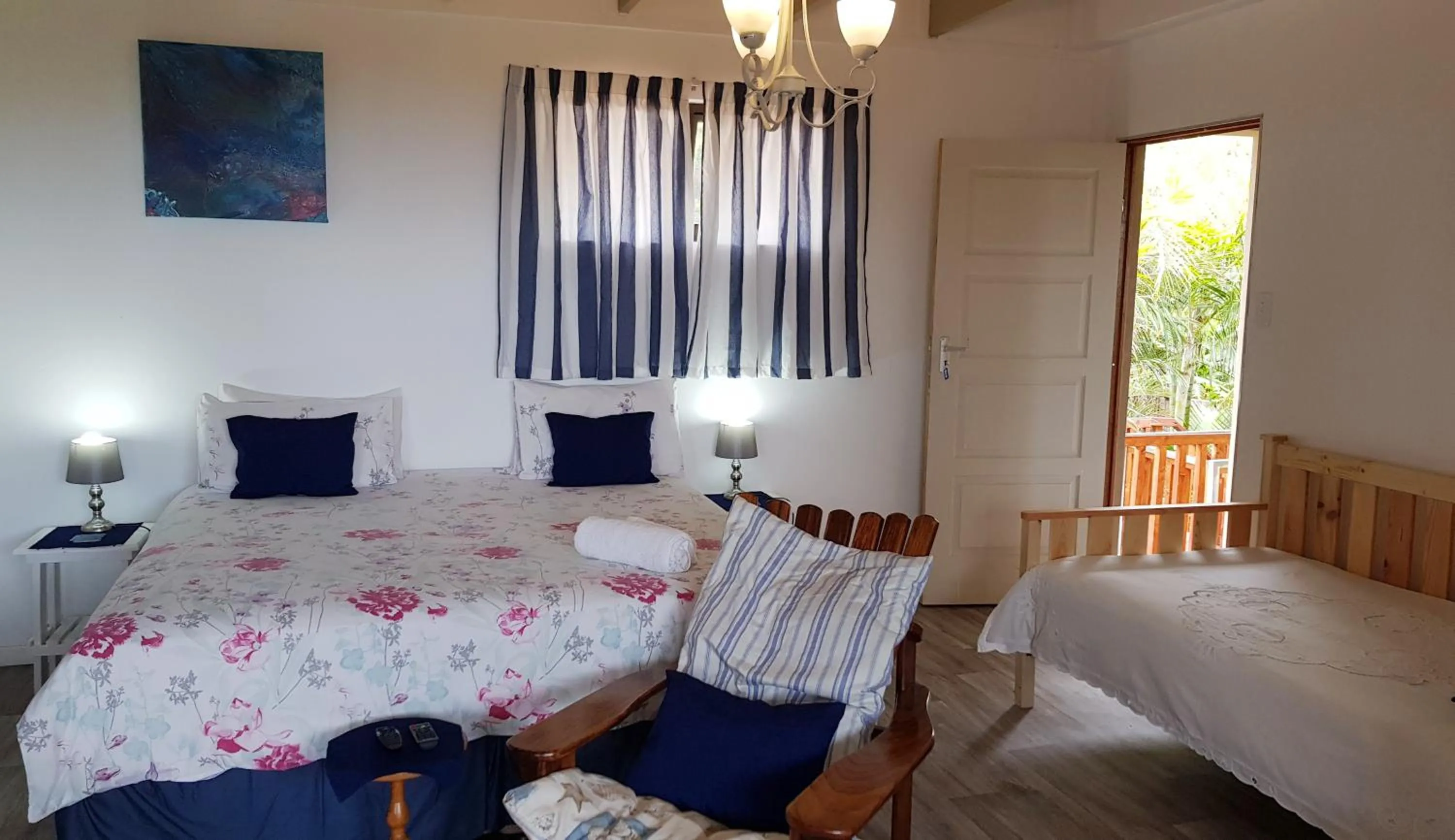 Seating area, Bed in Hoylake Inn