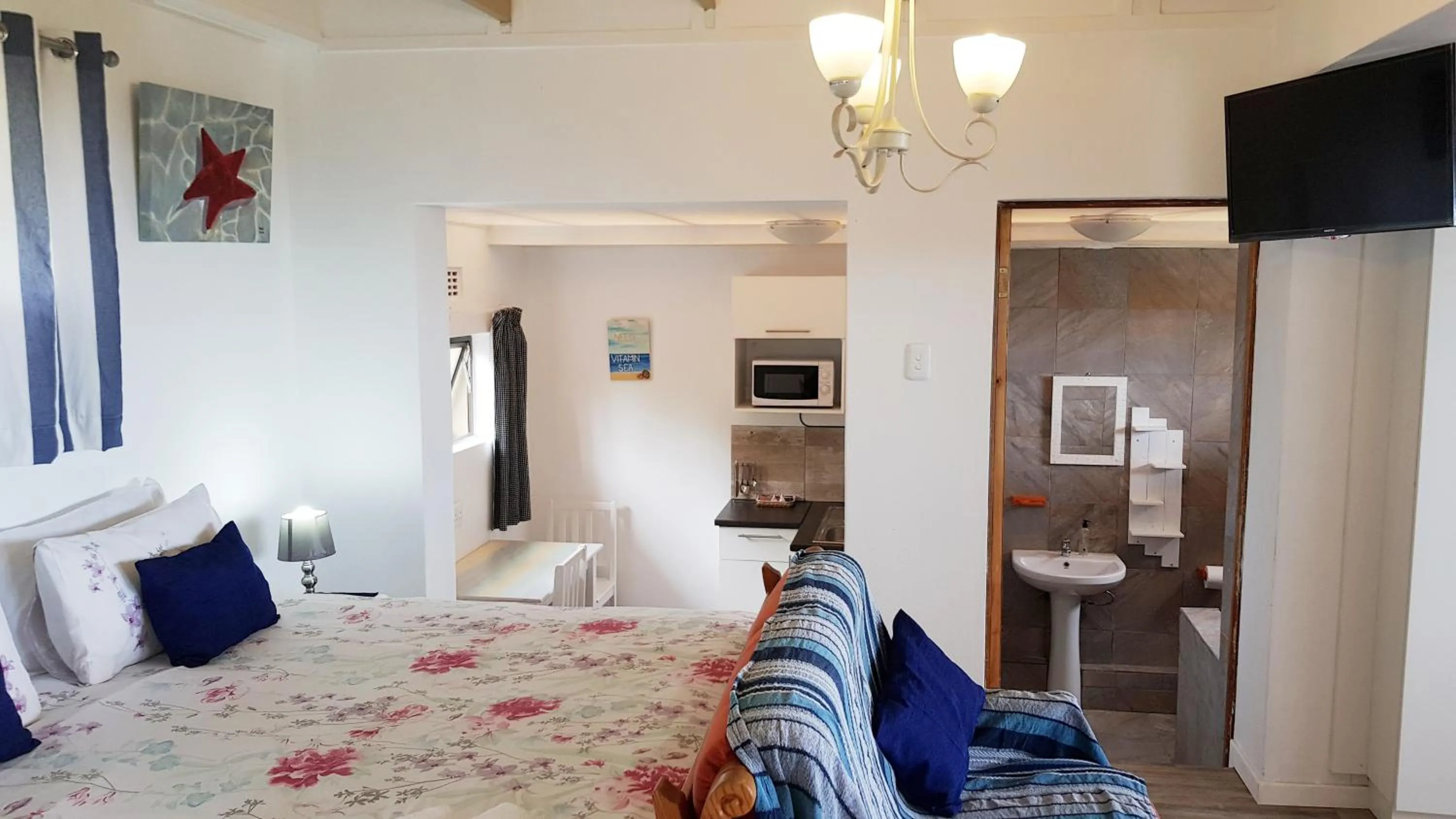 Bathroom, Bed in Hoylake Inn