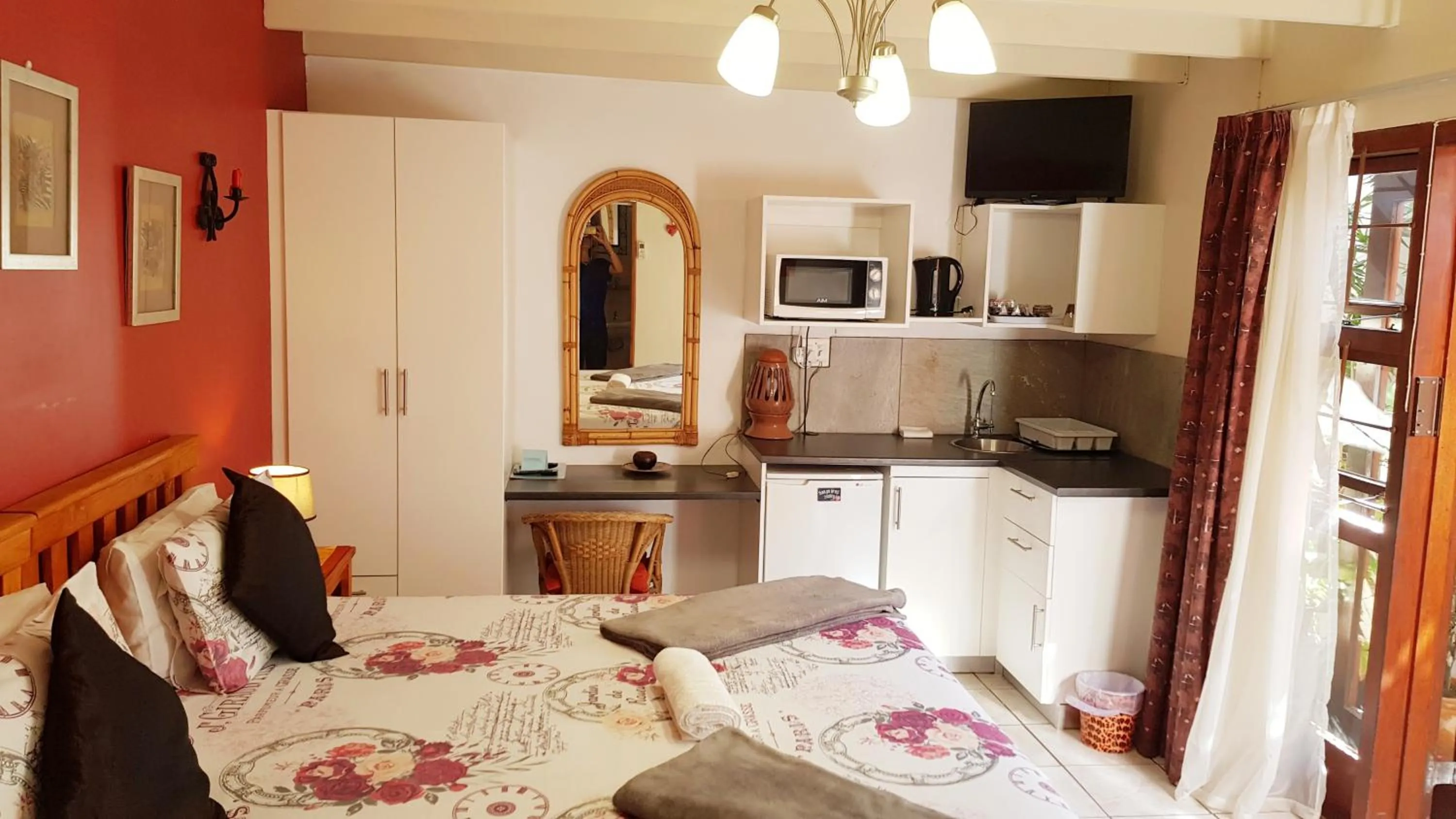 TV and multimedia, Bed in Hoylake Inn