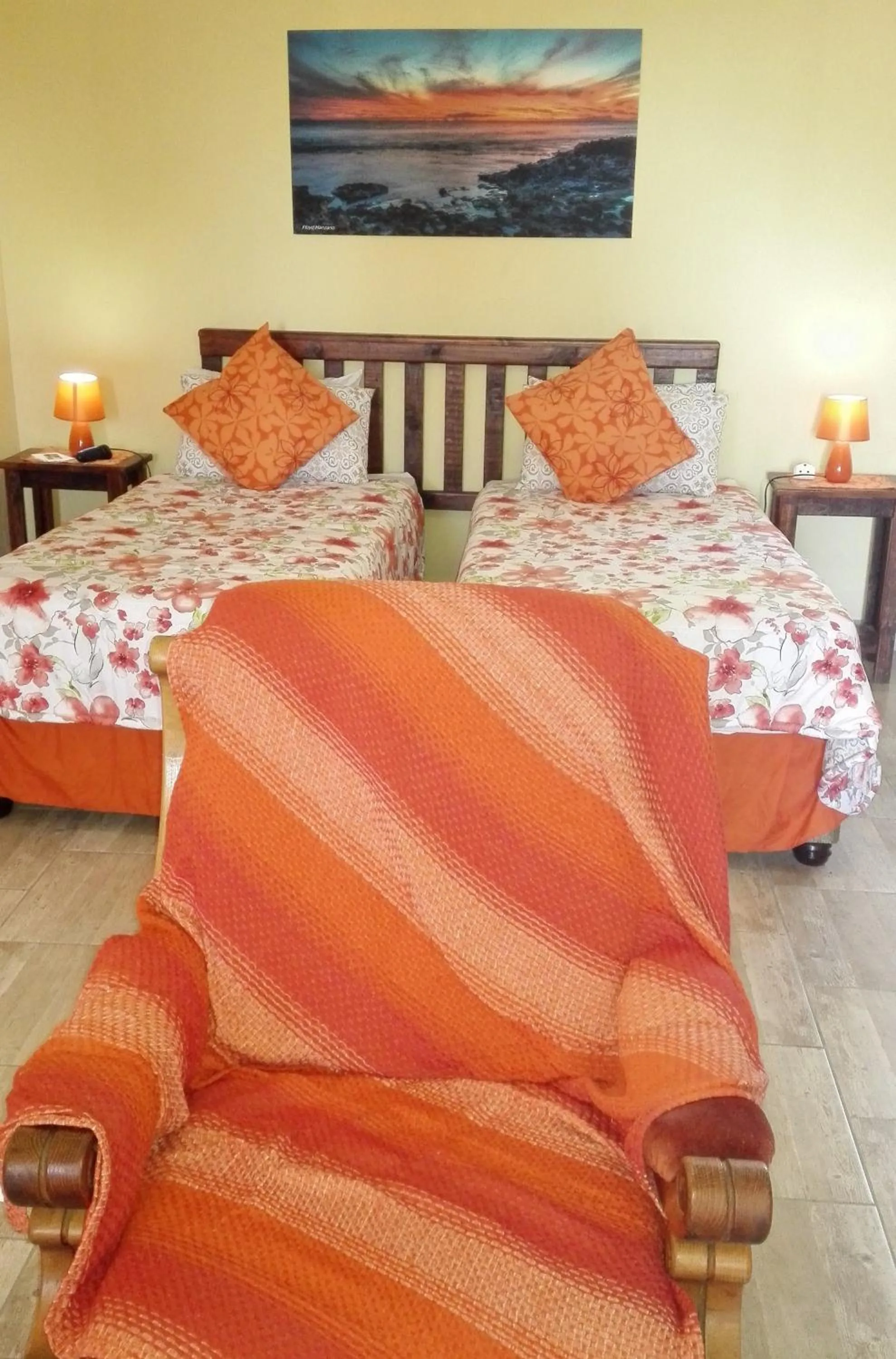 Seating area, Bed in Hoylake Inn