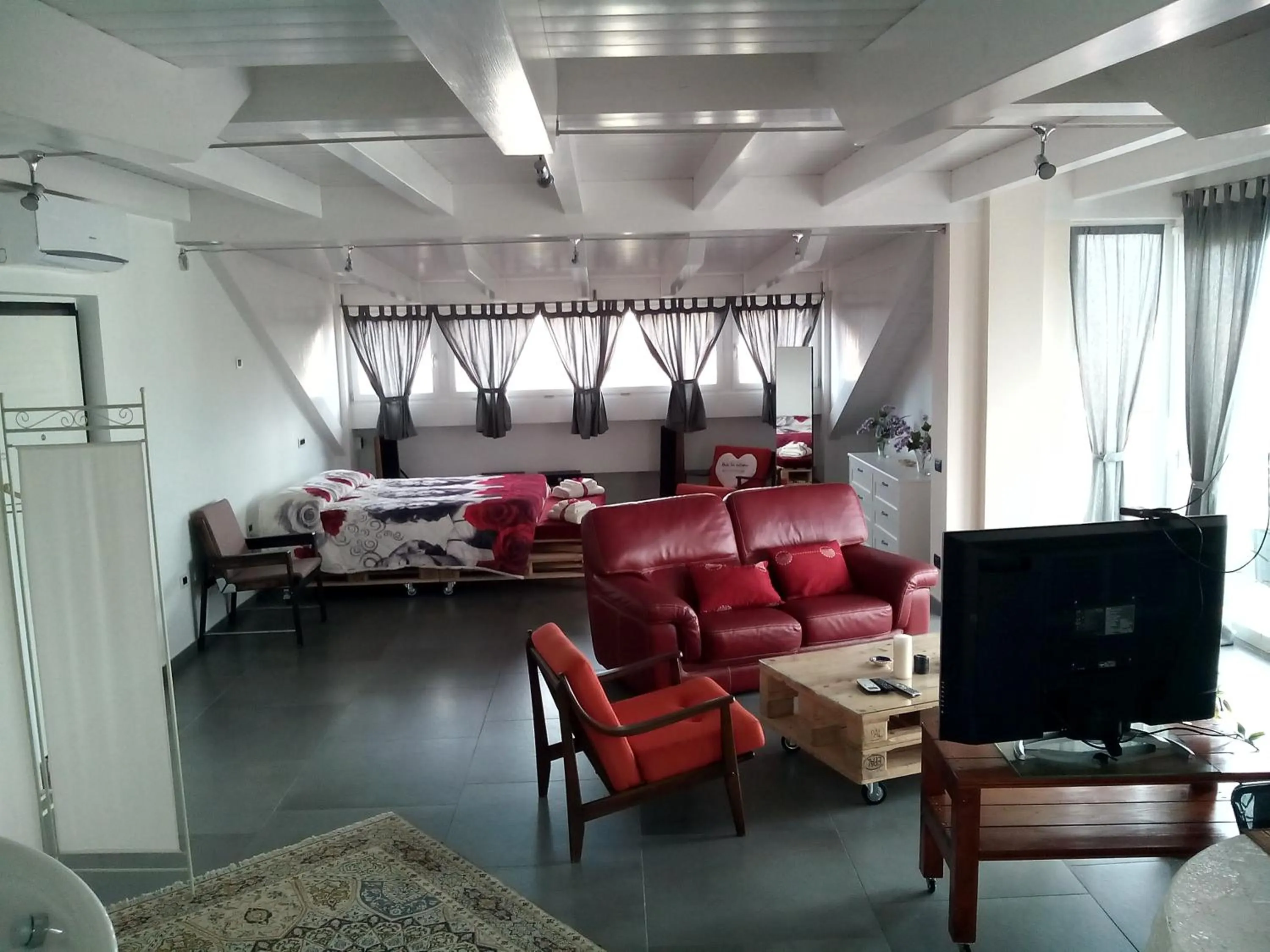 Photo of the whole room in Walter