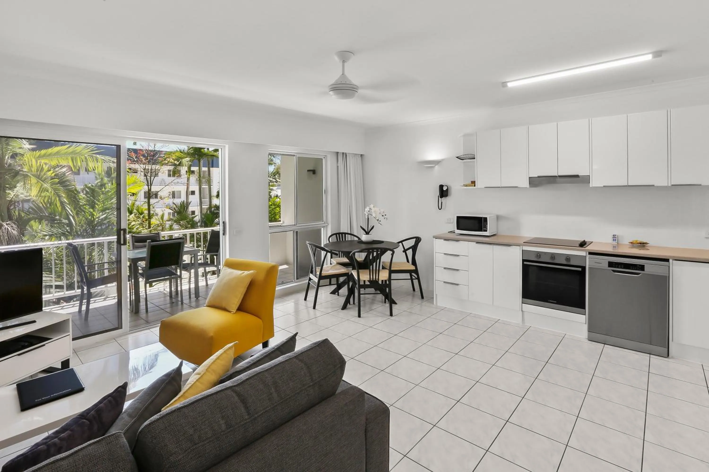 Kitchen or kitchenette in Agincourt Beachfront Apartments
