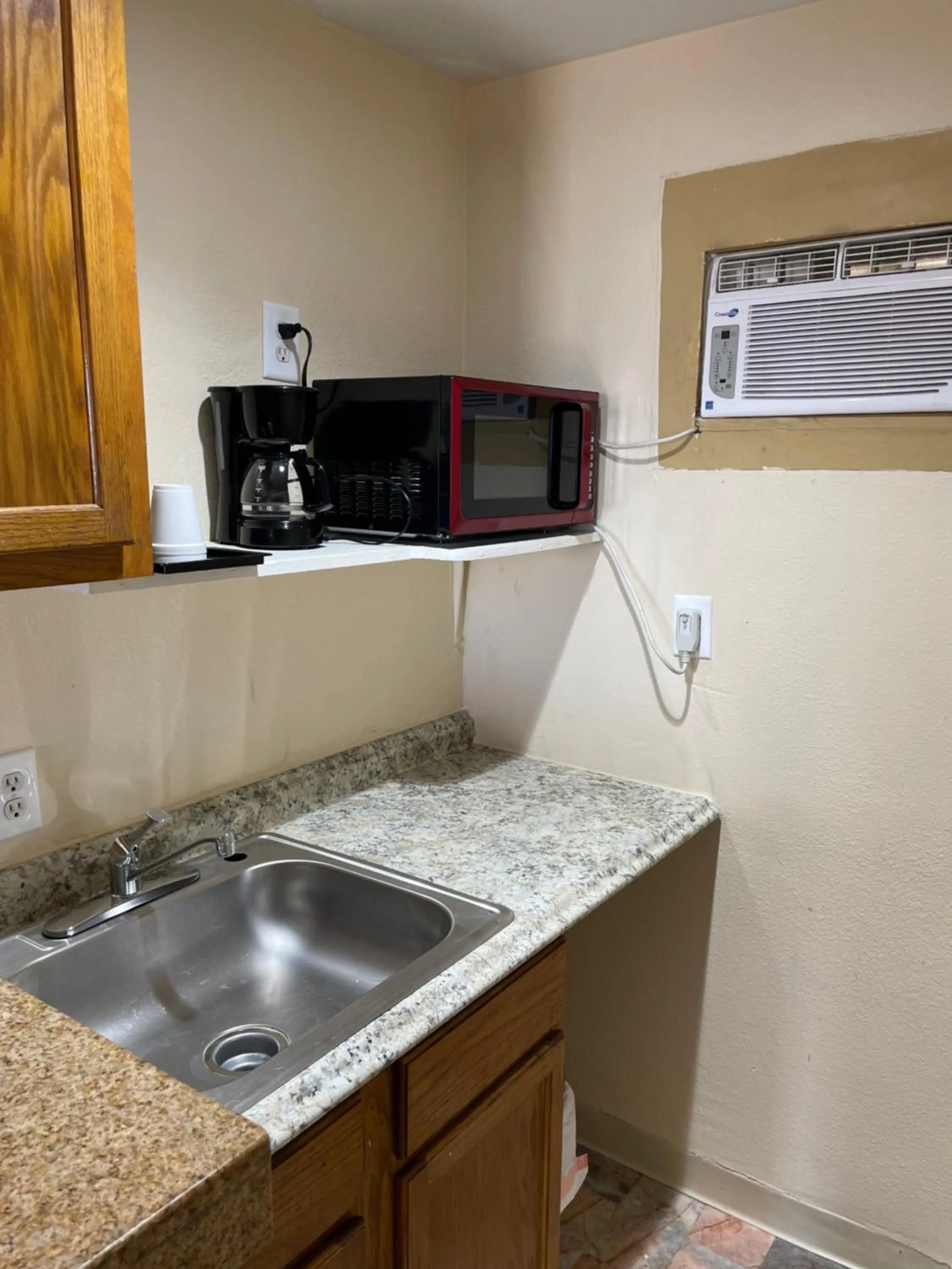 Coffee/tea facilities in Southwind Inn