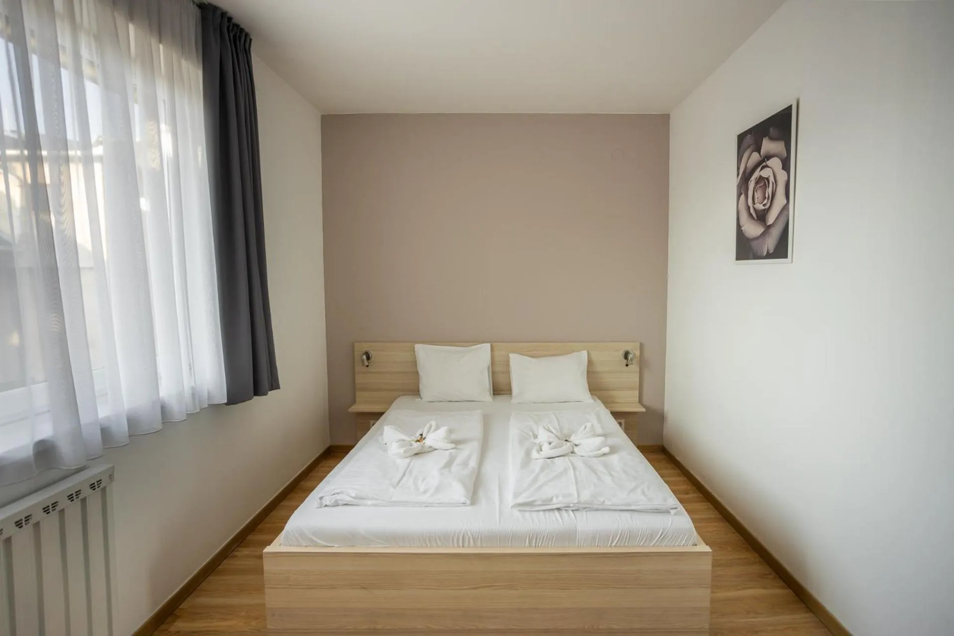 Bed in Corvin Plaza Apartments & Suites