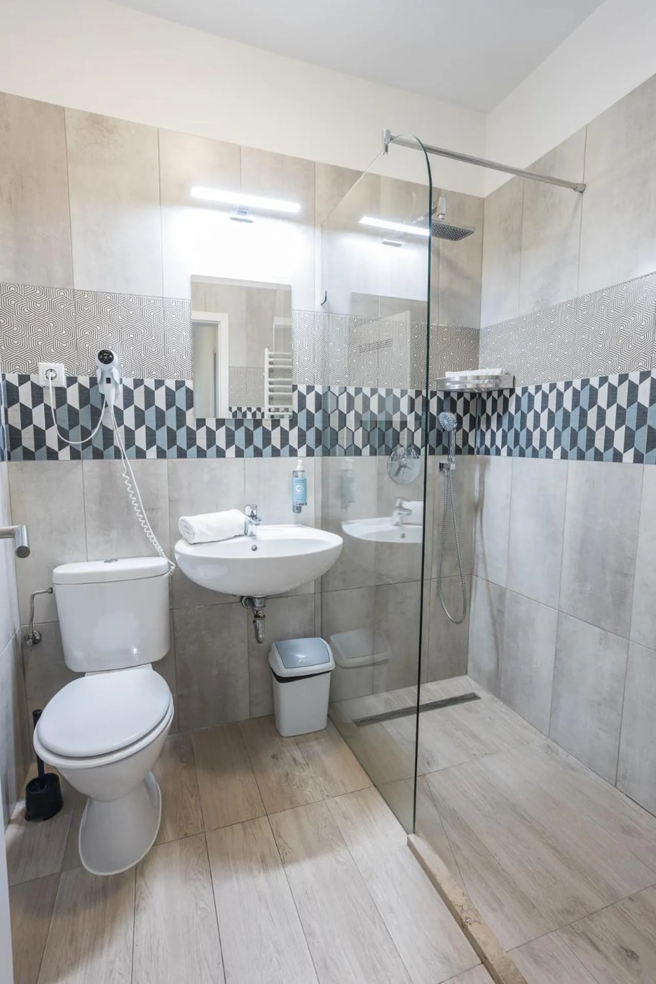 Shower in Corvin Plaza Apartments & Suites