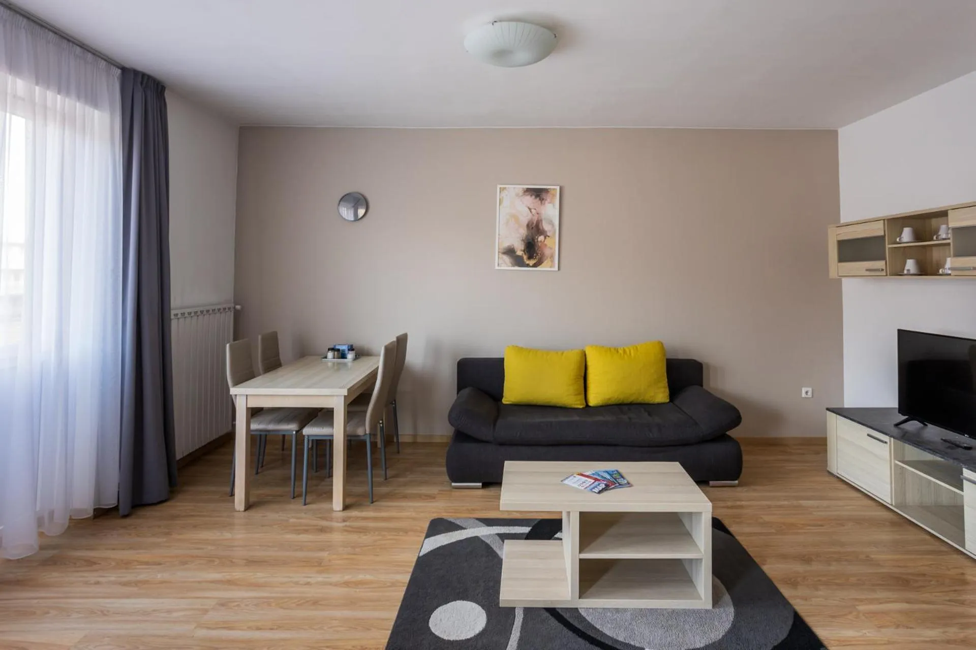 TV and multimedia in Corvin Plaza Apartments & Suites