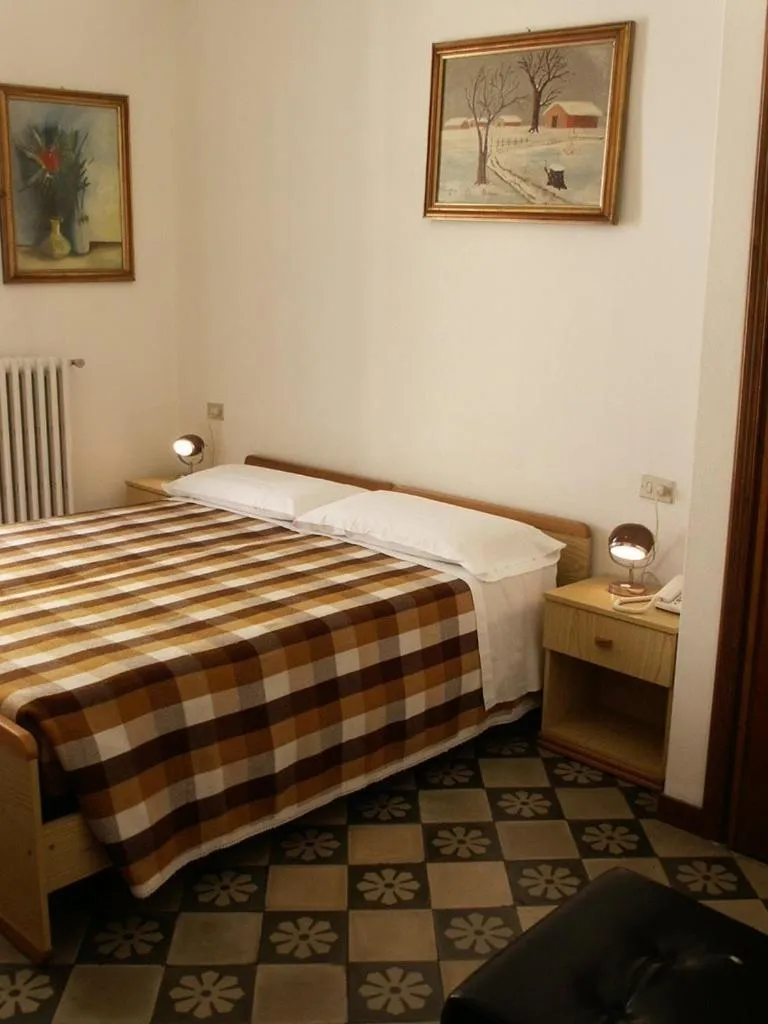 Bed in Albergo Corona