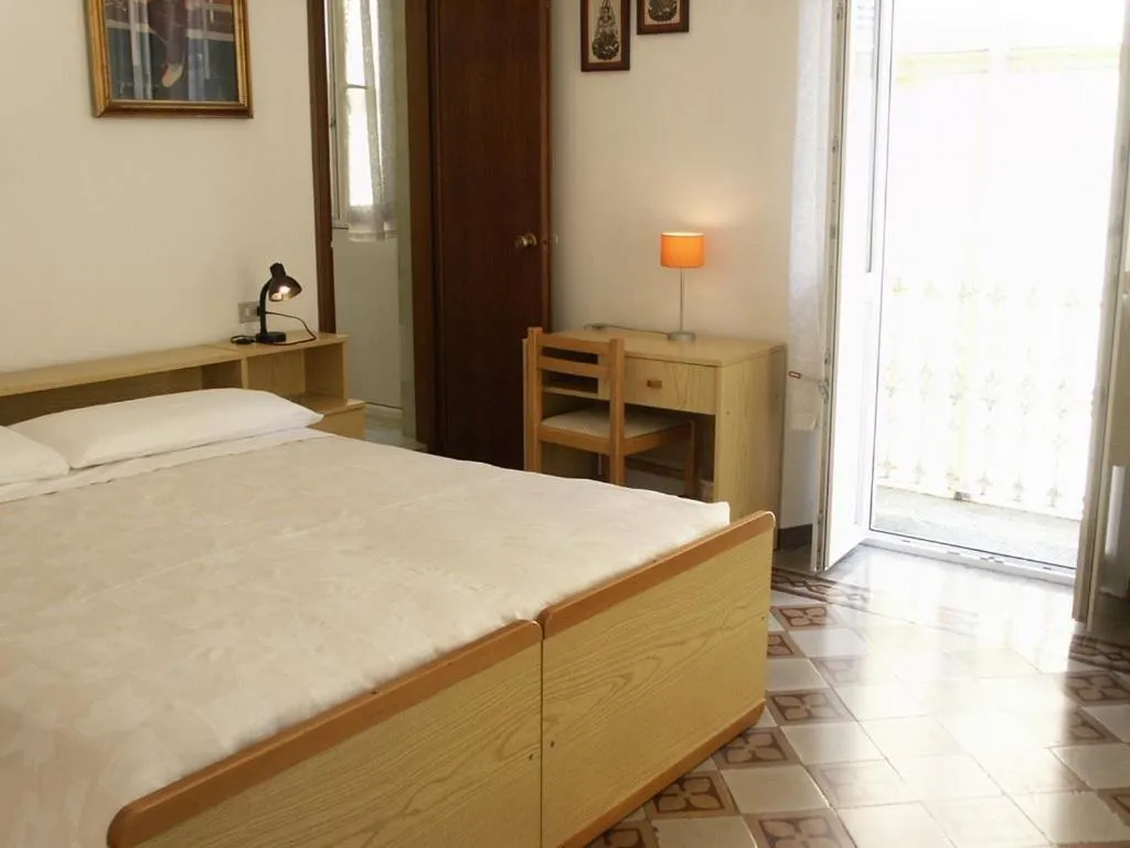 Day, Bed in Albergo Corona