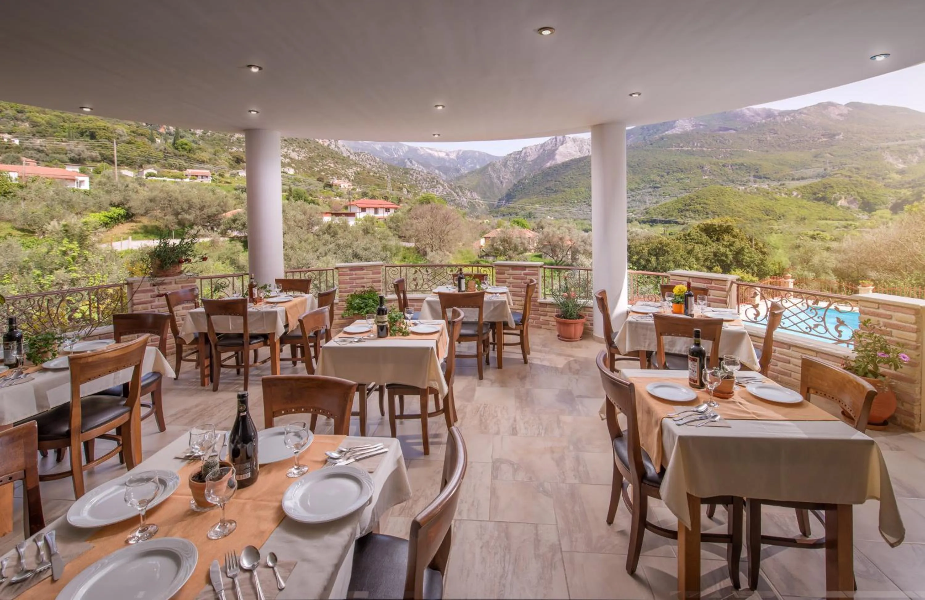 Restaurant/places to eat in Hotel Eirini