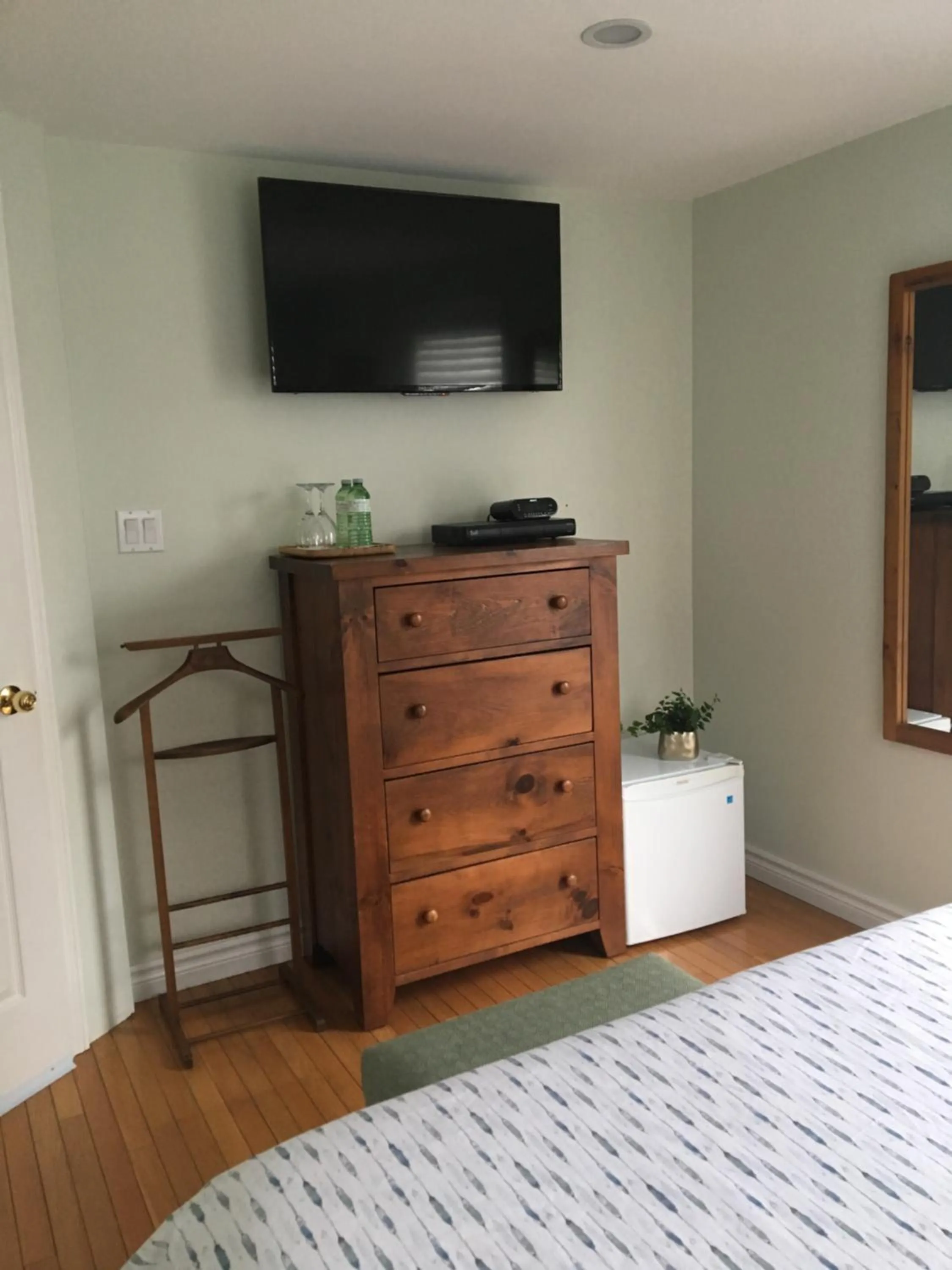 TV and multimedia, Bed in Finlay House Bed and Breakfast Niagara - on - the - Lake