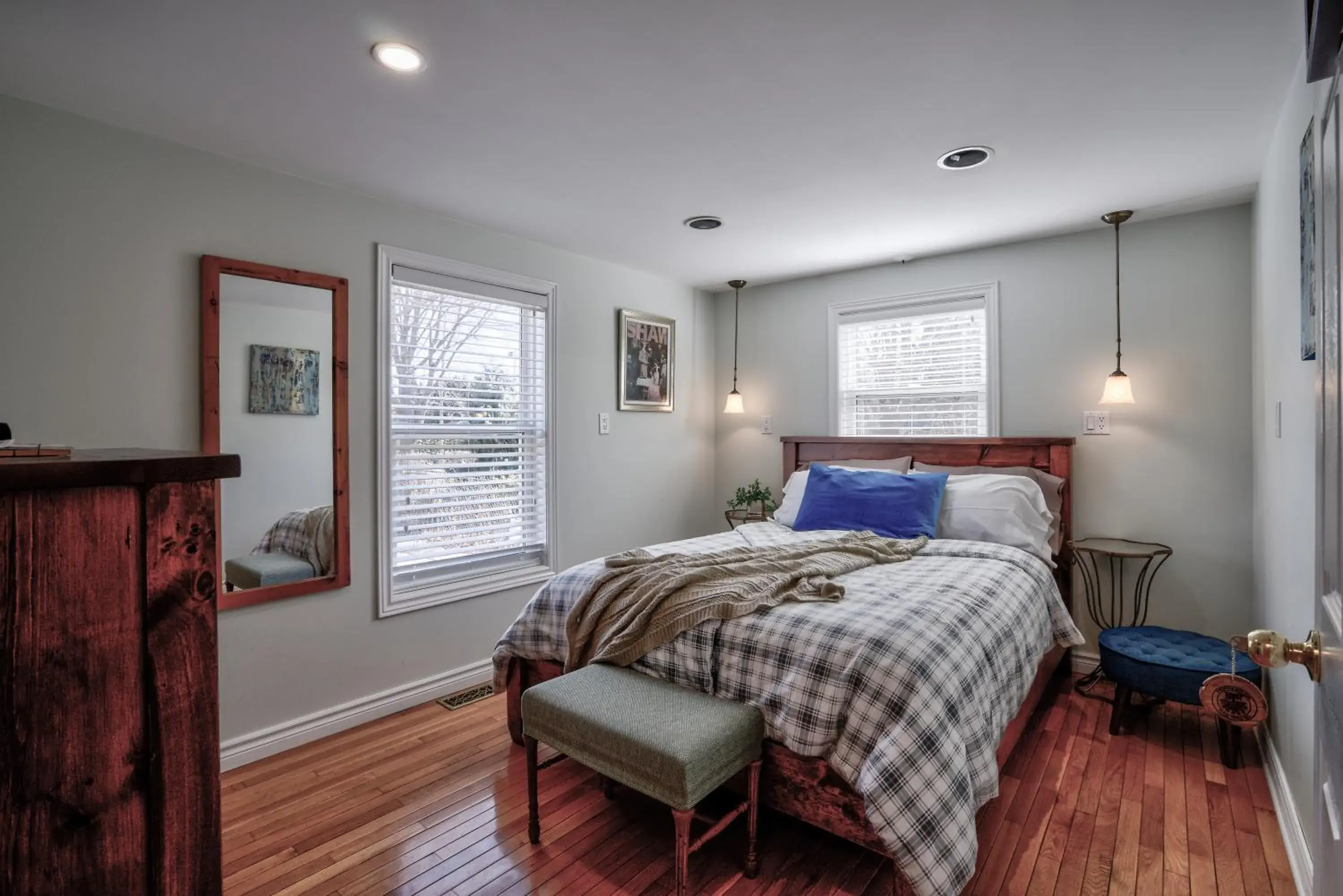 Queen Room in Finlay House Bed and Breakfast Niagara - on - the - Lake Queen Room in Finlay House Bed and Breakfast Niagara - on - the - Lake