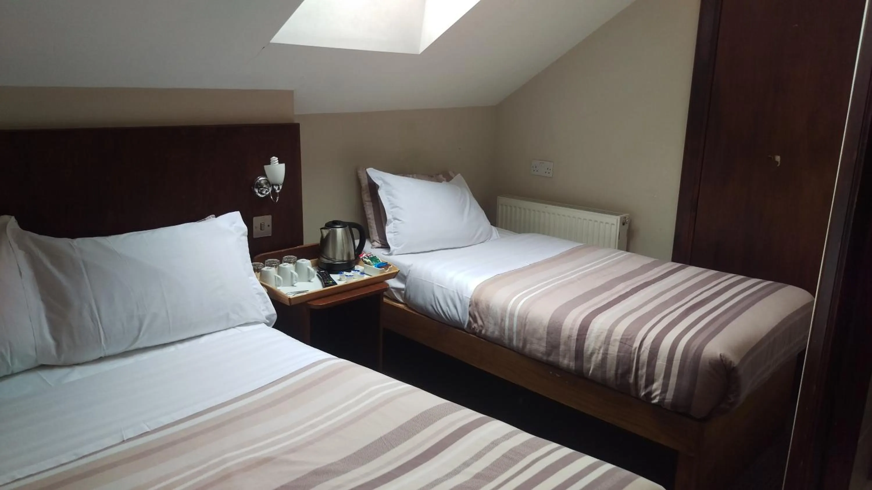 Coffee/tea facilities, Bed in Edinburgh House Hotel