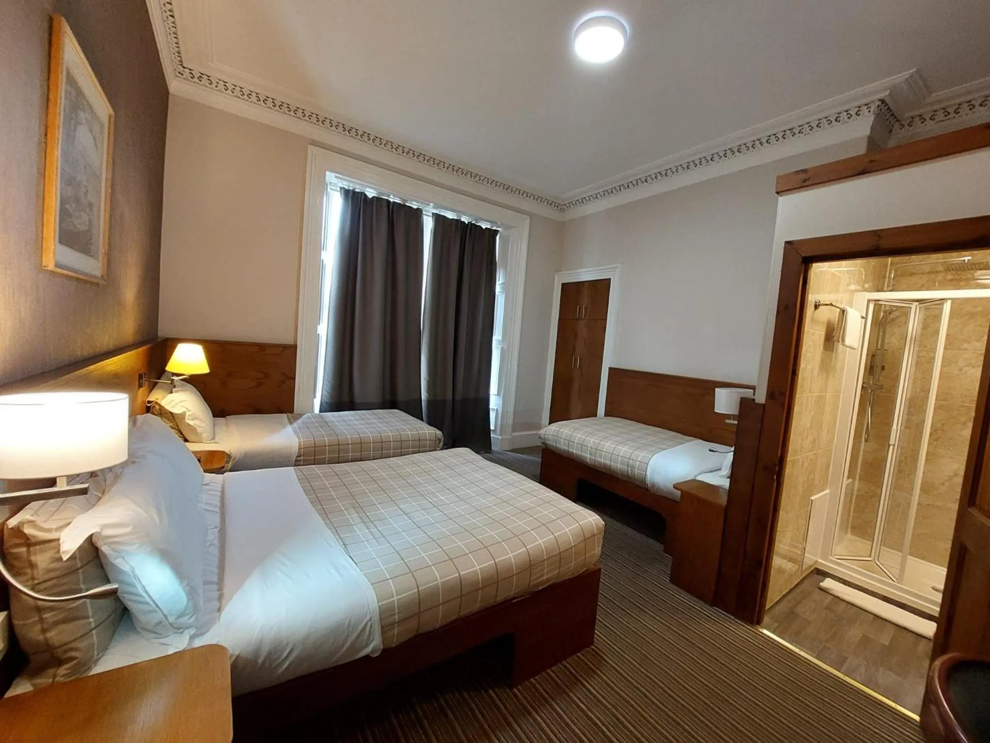 Bed in Edinburgh House Hotel