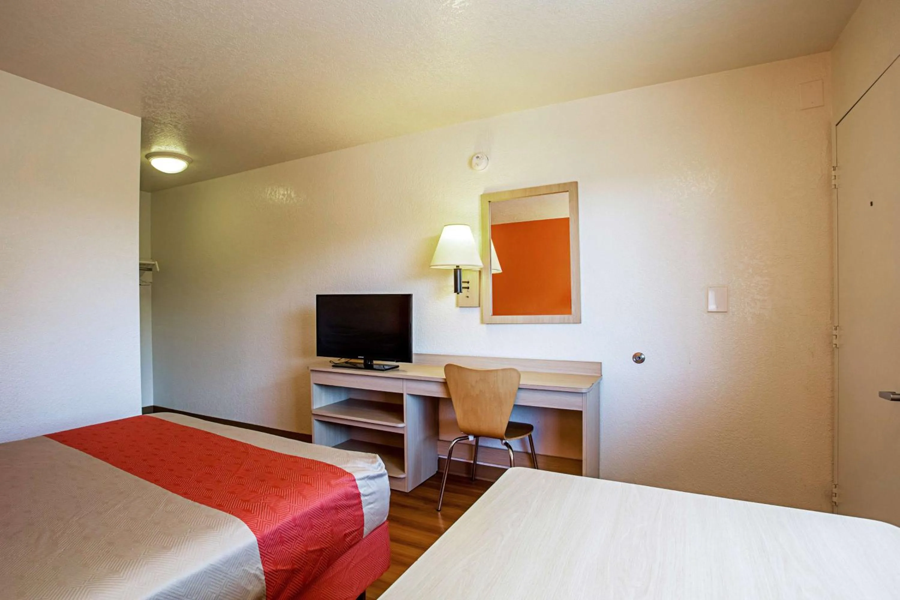 TV and multimedia, Bed in Motel 6-Prescott, AZ