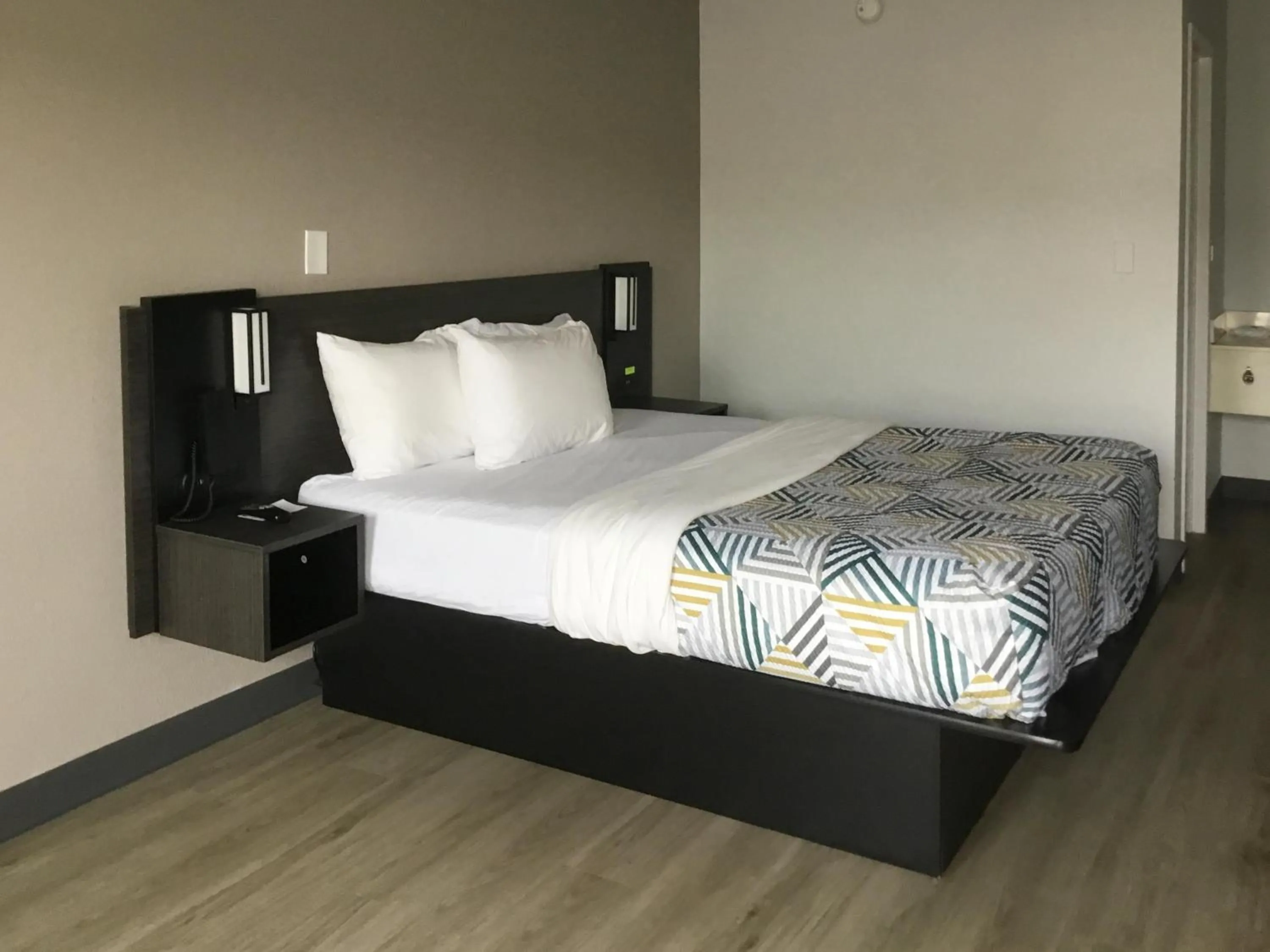 Bedroom, Bed in Motel 6-Farmington Hills, MI - Northwest - Farmington Hills