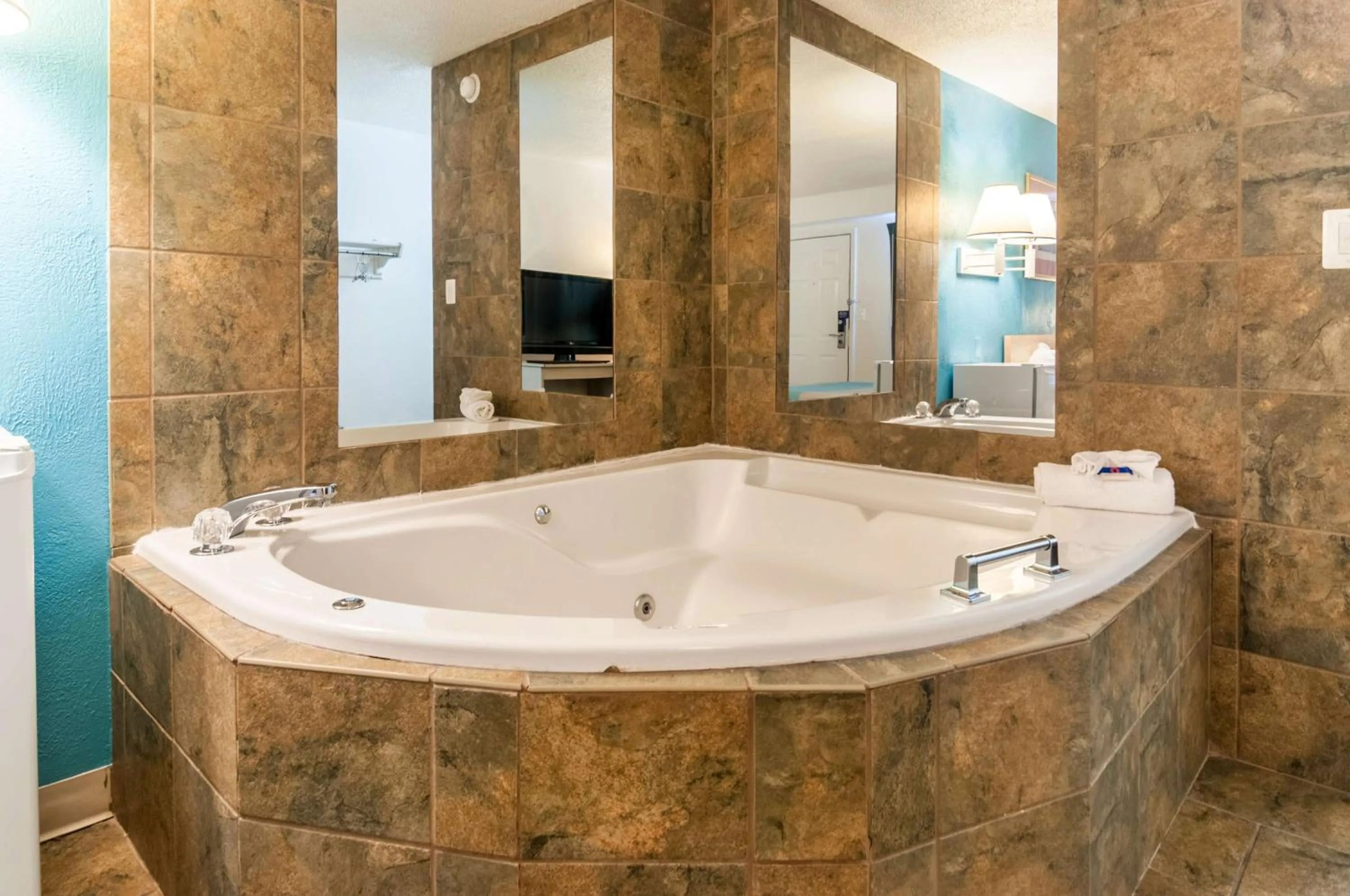 Bathroom in Motel 6-Farmington Hills, MI - Northwest - Farmington Hills